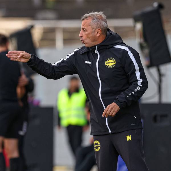 Zu sehen ist Fußballtrainer Trainer Iraklis Metaxas von Eintracht Hohkeppel, der wild gestikuliert.