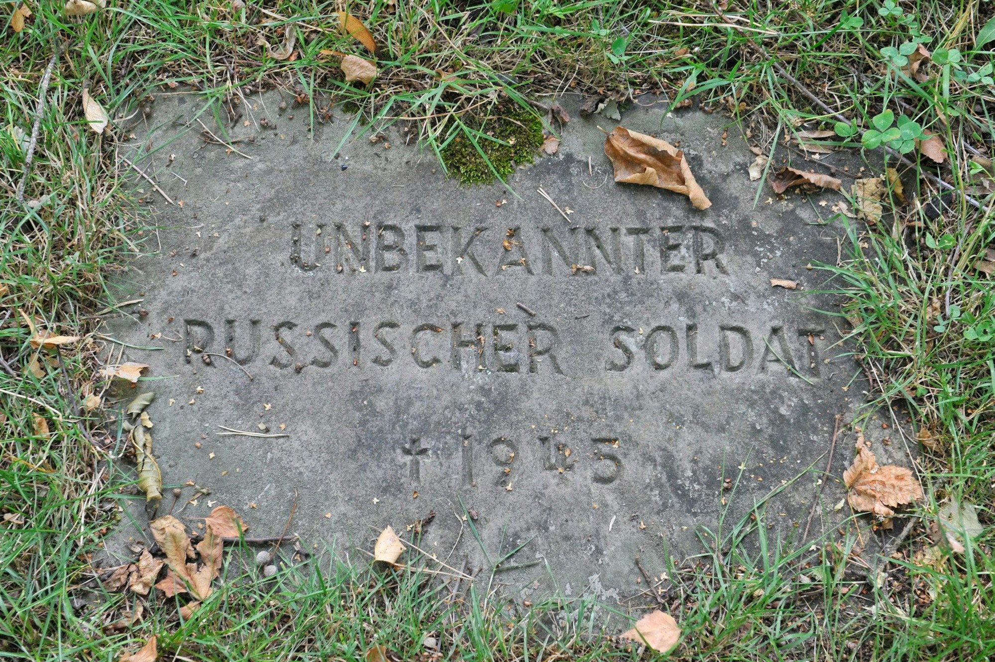 Grabplatte eines unbekannten russischen Soldaten in Rösrath-Stephansheide.