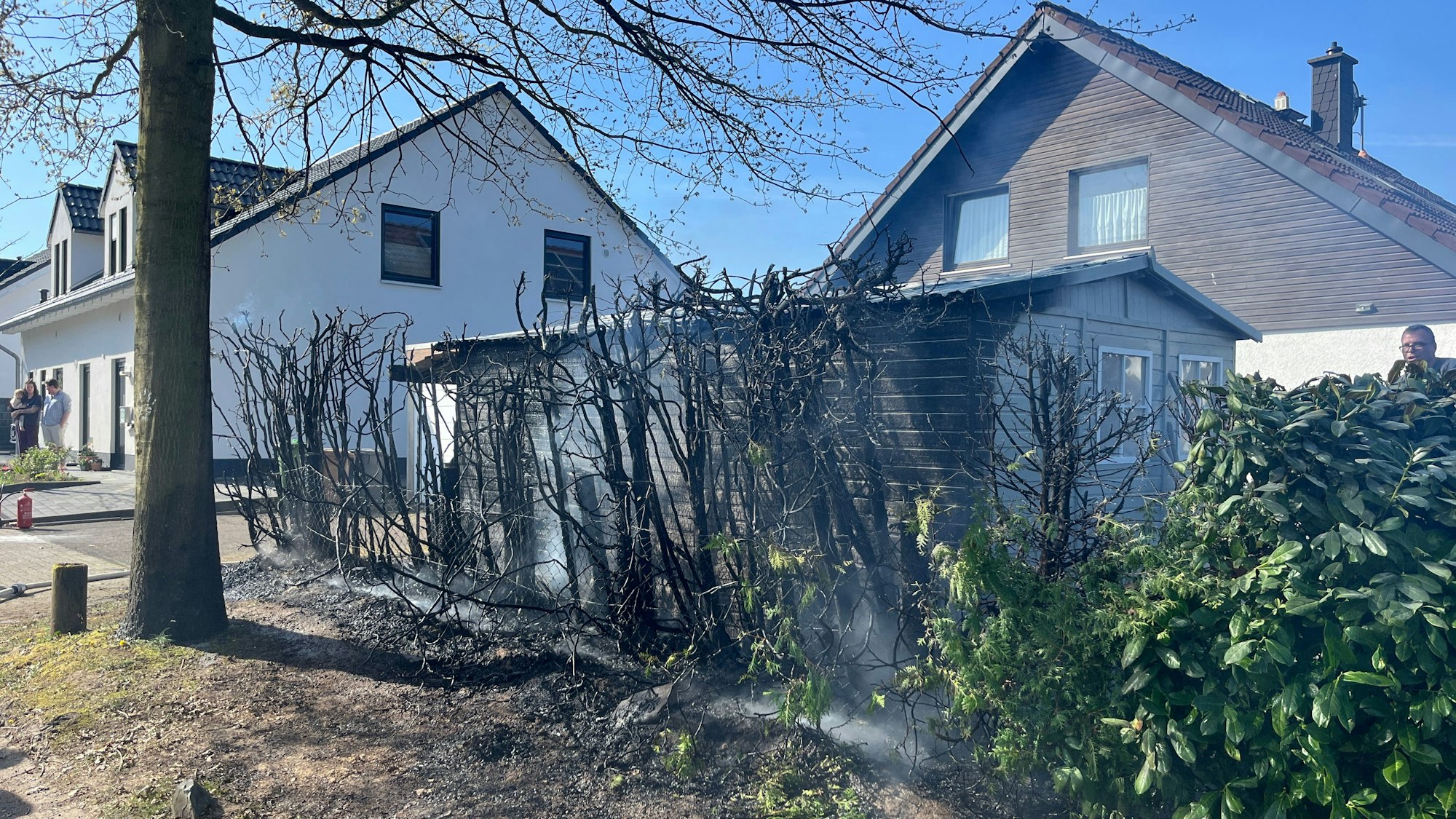 In Hennef-Happerschoß haben eine Hecke und ein Gartenhäuschen gebrannt, möglicherweise nach Abflämmarbeiten mit Gas.