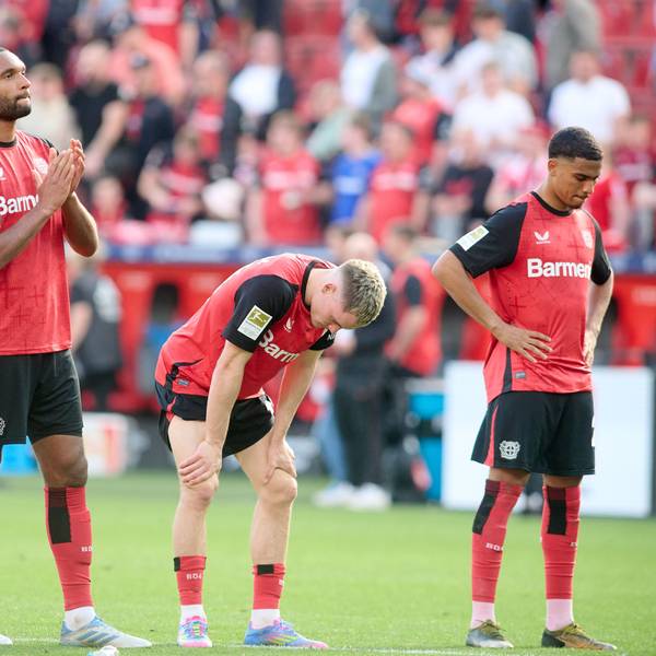 Leverkusens Florian Wirtz (2.v.r) und seine Teamkollegen Piero Hincapie, Jonathan Tah und Amine Adli (v.l.) sind nach dem Spiel gegen Union Berlin enttäuscht.
