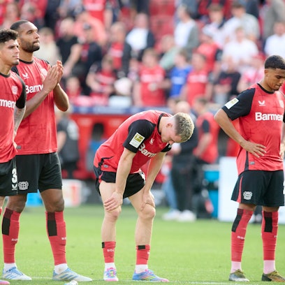 Leverkusens Florian Wirtz (2.v.r) und seine Teamkollegen Piero Hincapie, Jonathan Tah und Amine Adli (v.l.) sind nach dem Spiel gegen Union Berlin enttäuscht.