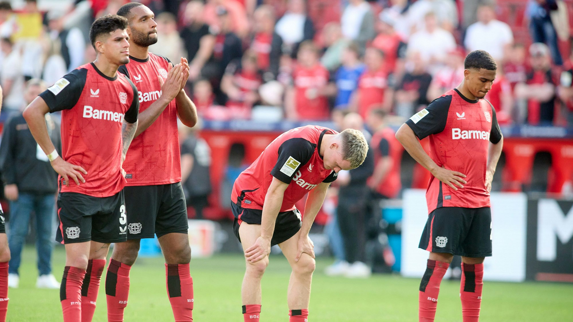 Leverkusens Florian Wirtz (2.v.r) und seine Teamkollegen Piero Hincapie, Jonathan Tah und Amine Adli (v.l.) sind nach dem Spiel gegen Union Berlin enttäuscht.