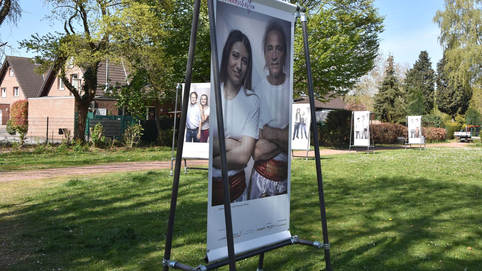 Im Park vor dem Agathator ist zurzeit die Open-Air-Ausstellung „Internationale Freundschaften“ zu sehen