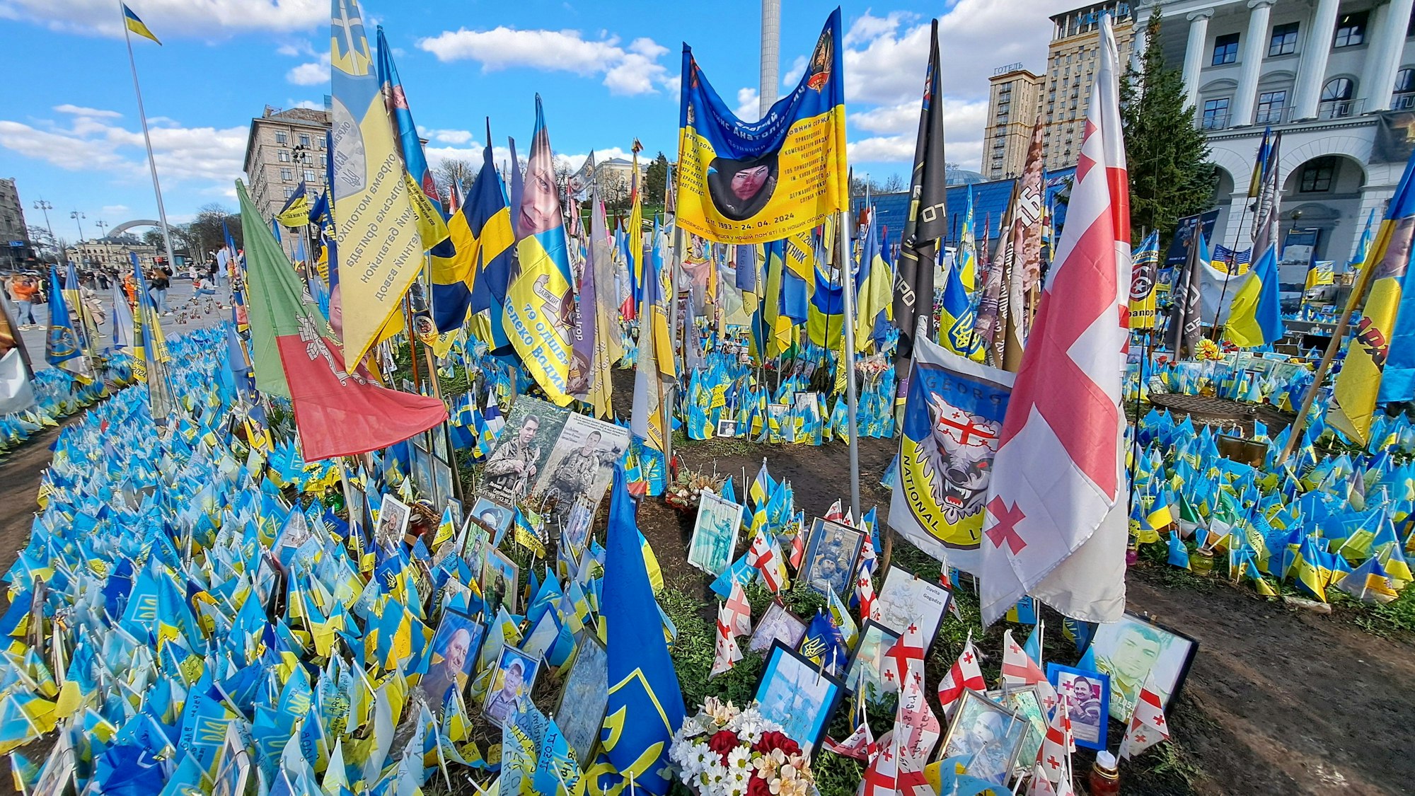 Ein Meer von kleinen Fähnchen steht auf dem Majdan von Kiew.
