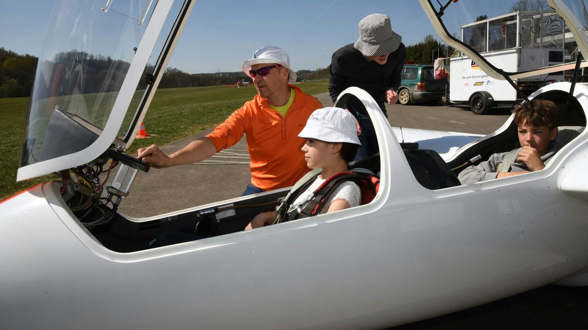 Das Foto zeig das Cockpit eines Segelflugzeugs, in dem zwei Flugschüler sitzen.