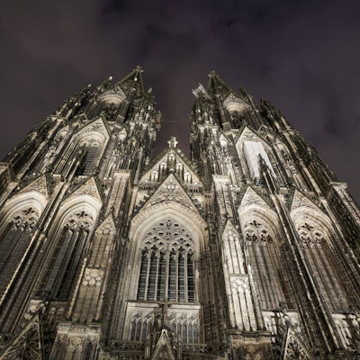 Die Polizei musste in der Nacht zum Sonntag zum Kölner Dom ausrücken. Eine Gruppe wurde beim Klettern in den Türmen der Kathedrale erwischt. (Symbolfoto)