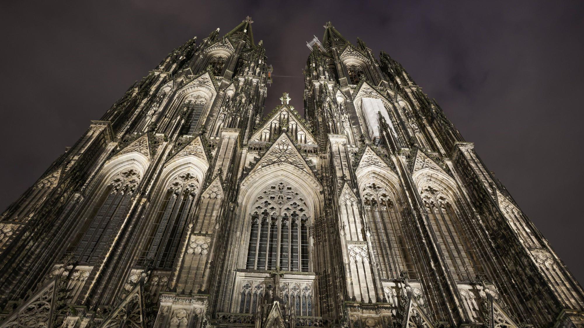 Die Polizei musste in der Nacht zum Sonntag zum Kölner Dom ausrücken. Eine Gruppe wurde beim Klettern in den Türmen der Kathedrale erwischt. (Symbolfoto)