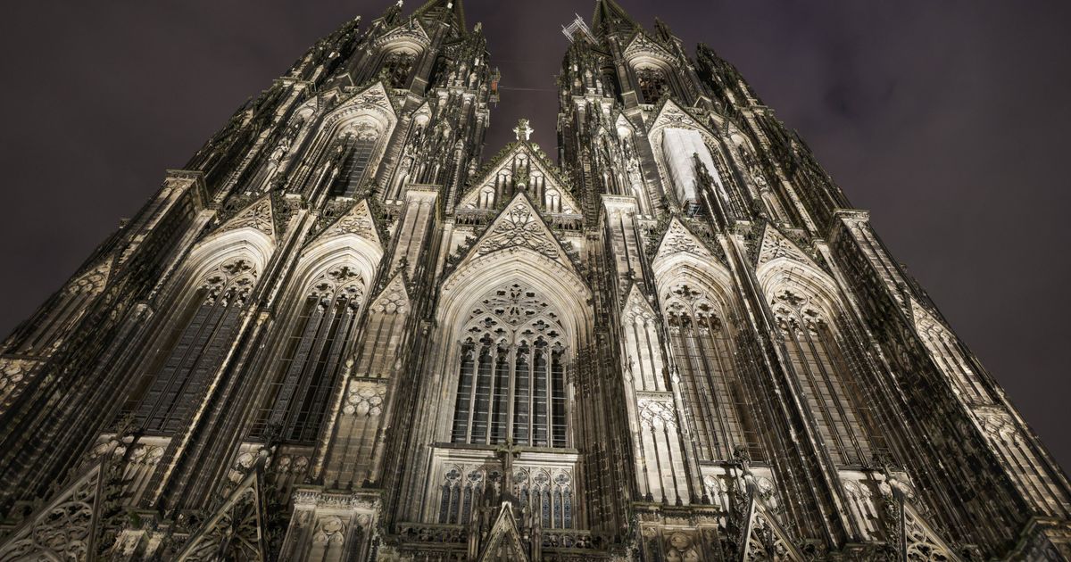 Helikopter über Köln: Großeinsatz am Kölner Dom