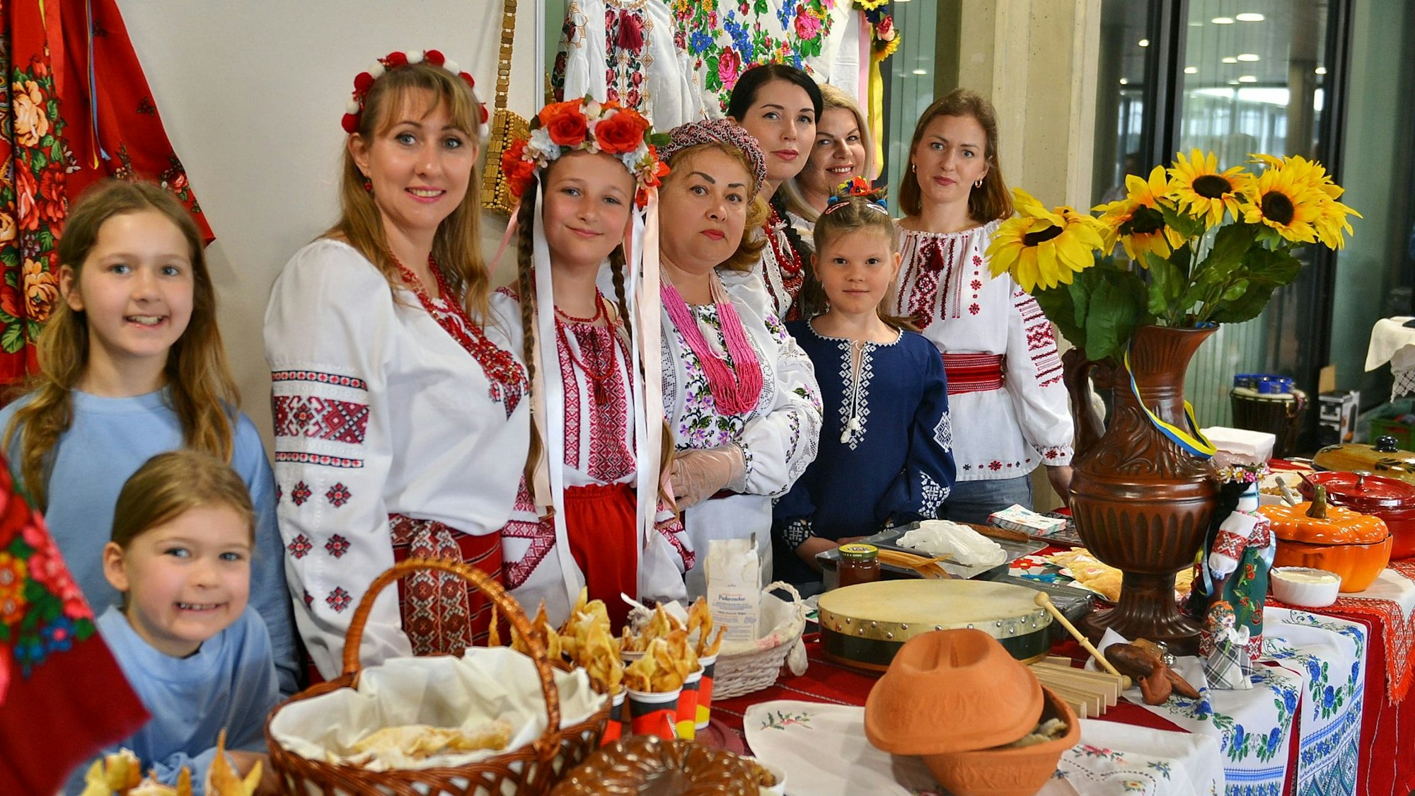 Das Bild zeigt Frauen und Kinder aus der Ukraine beim Friedenstag in traditioneller Kleidung aus ihrer Heimat.
