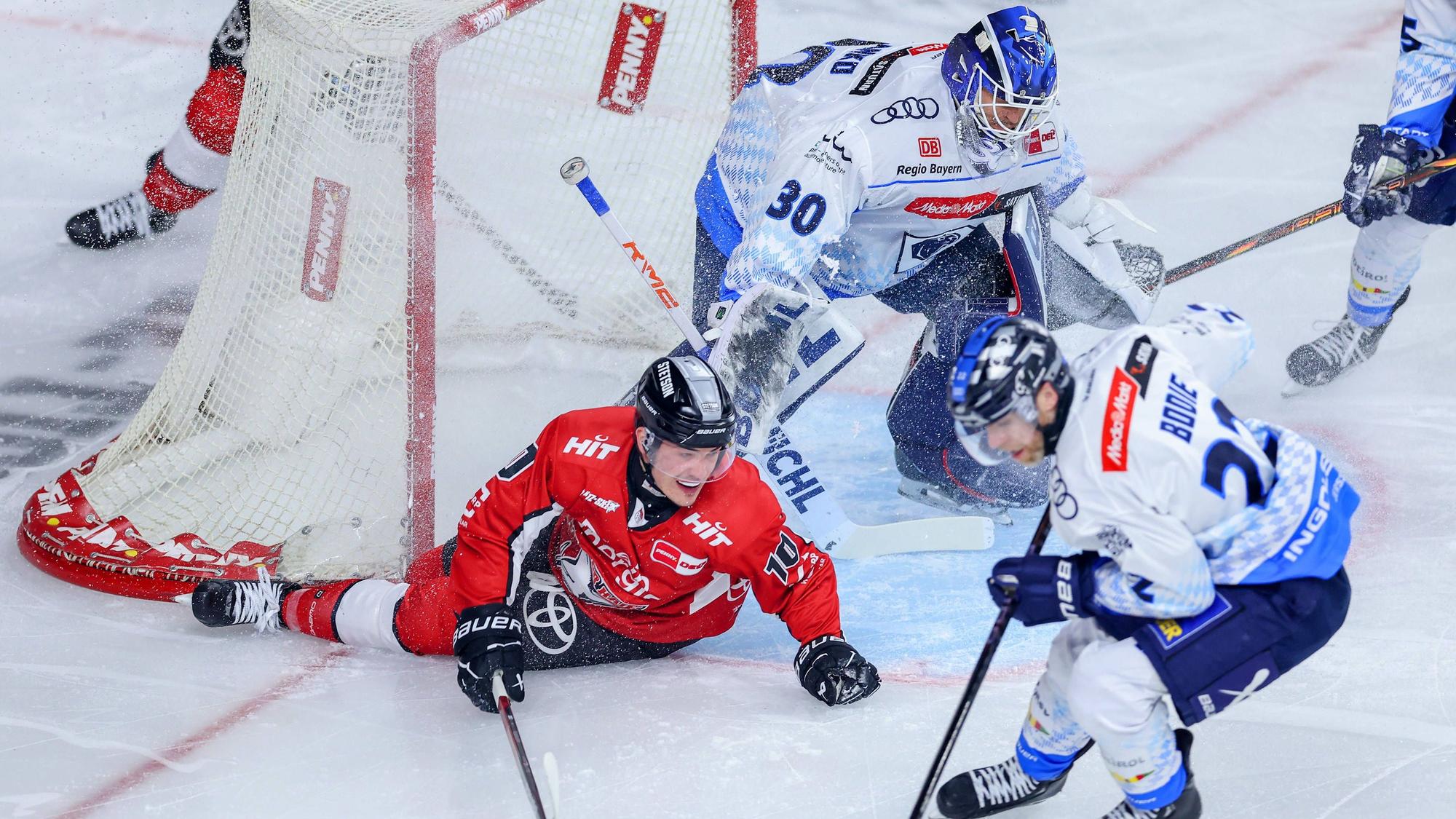 0Torjäger Justin Schütz (l am Boden) von den Kölner Haien wartet nach elf Playoff-Einsätzen noch immer auf seinen ersten Treffer.