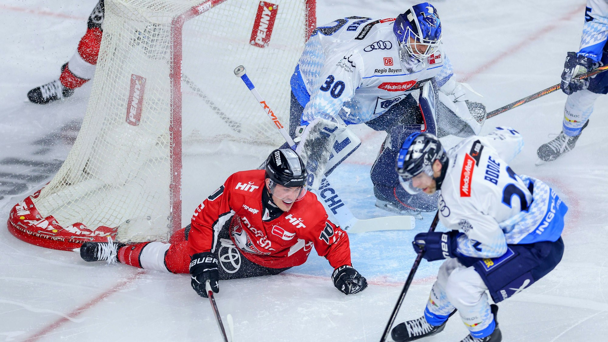 0Torjäger Justin Schütz (l am Boden) von den Kölner Haien wartet nach elf Playoff-Einsätzen noch immer auf seinen ersten Treffer.