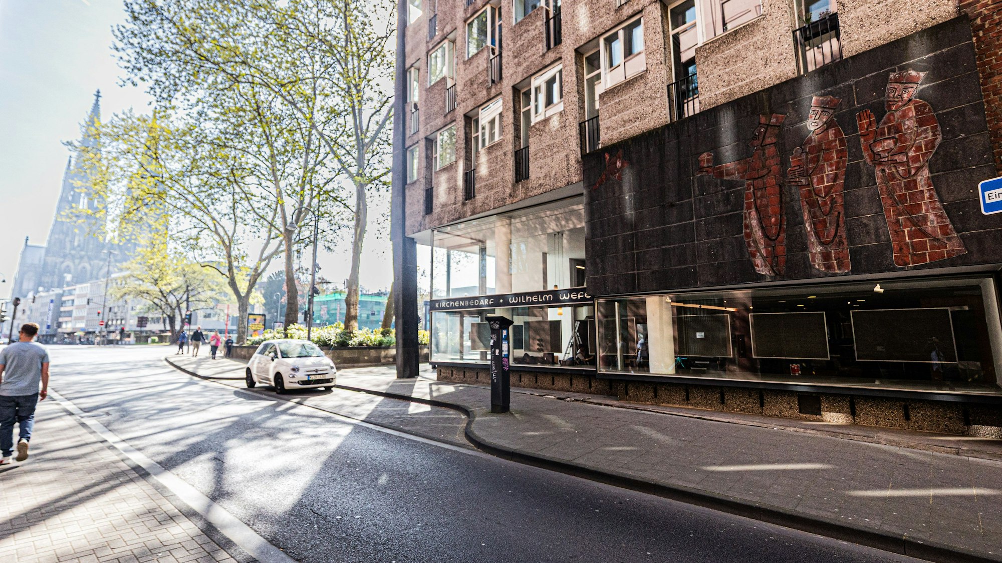 Das Geschäft befindet sich in Sichtweite des Doms auf der Ecke zur Nord-Süd-Fahrt.