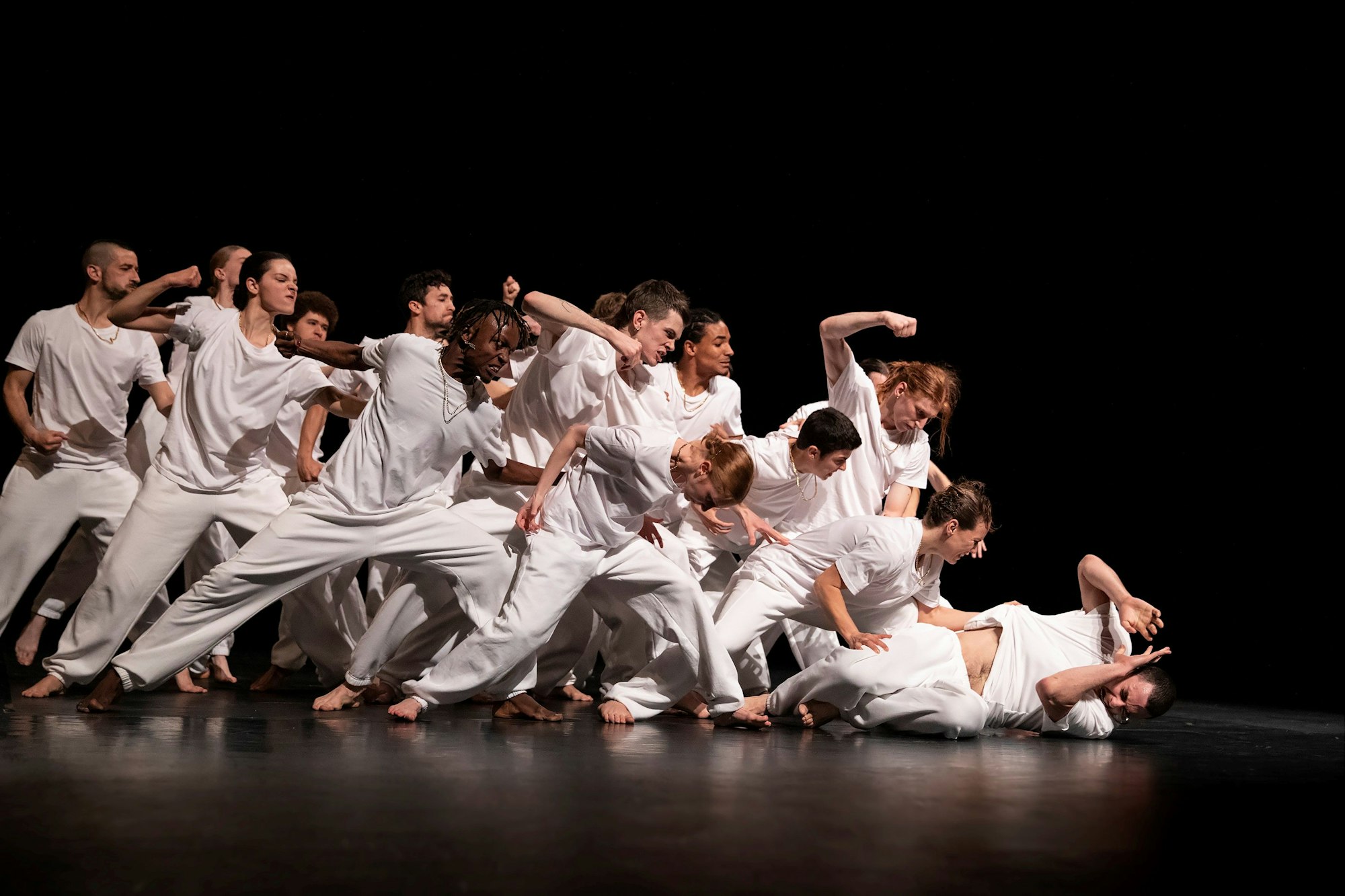 Bedrohlich und voller Dynamik: das (La)Horde-Ensemble in einer Szene aus „Lazarus“.
