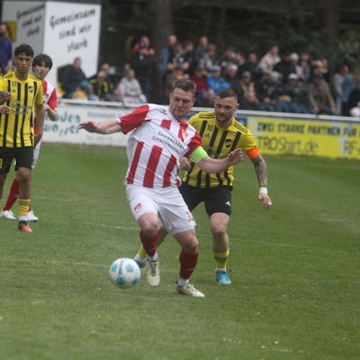 Kapitäne unter sich: Tim Becker (am Ball) vom TuS Oberpleis und Lukas Püttmann.