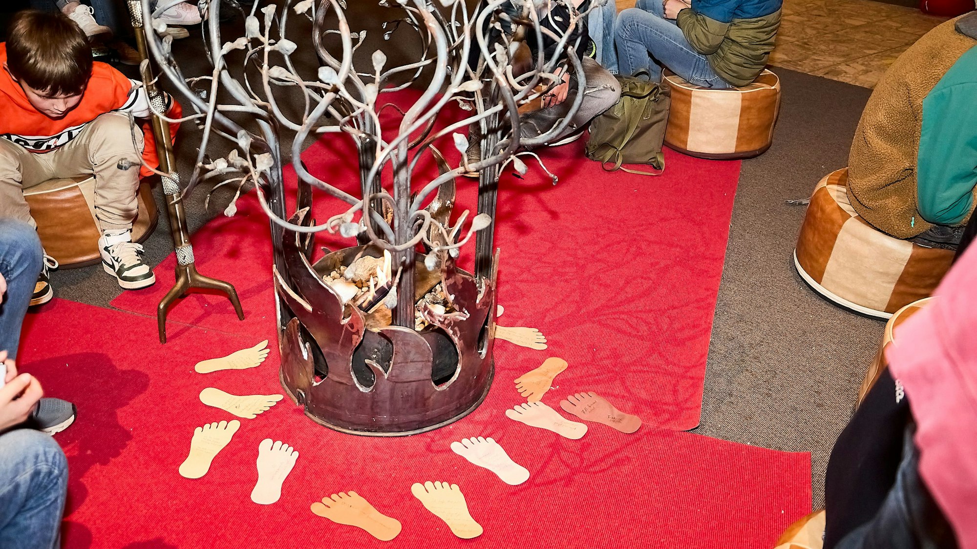 Fußabdrücken liegen auf dem Boden.