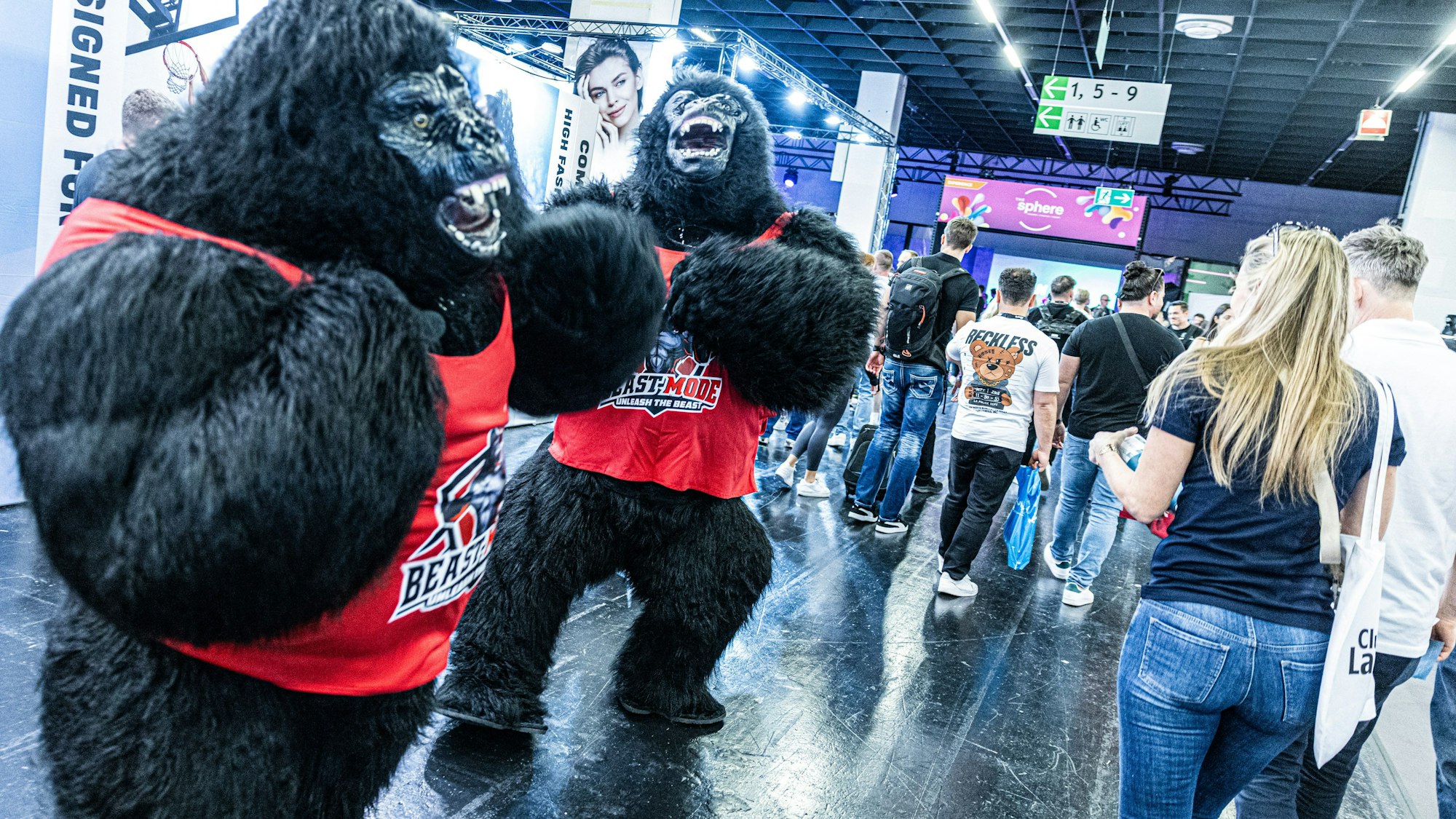 Muskelbepackte Maskottchen sollen Gäste an die Stände ziehen.