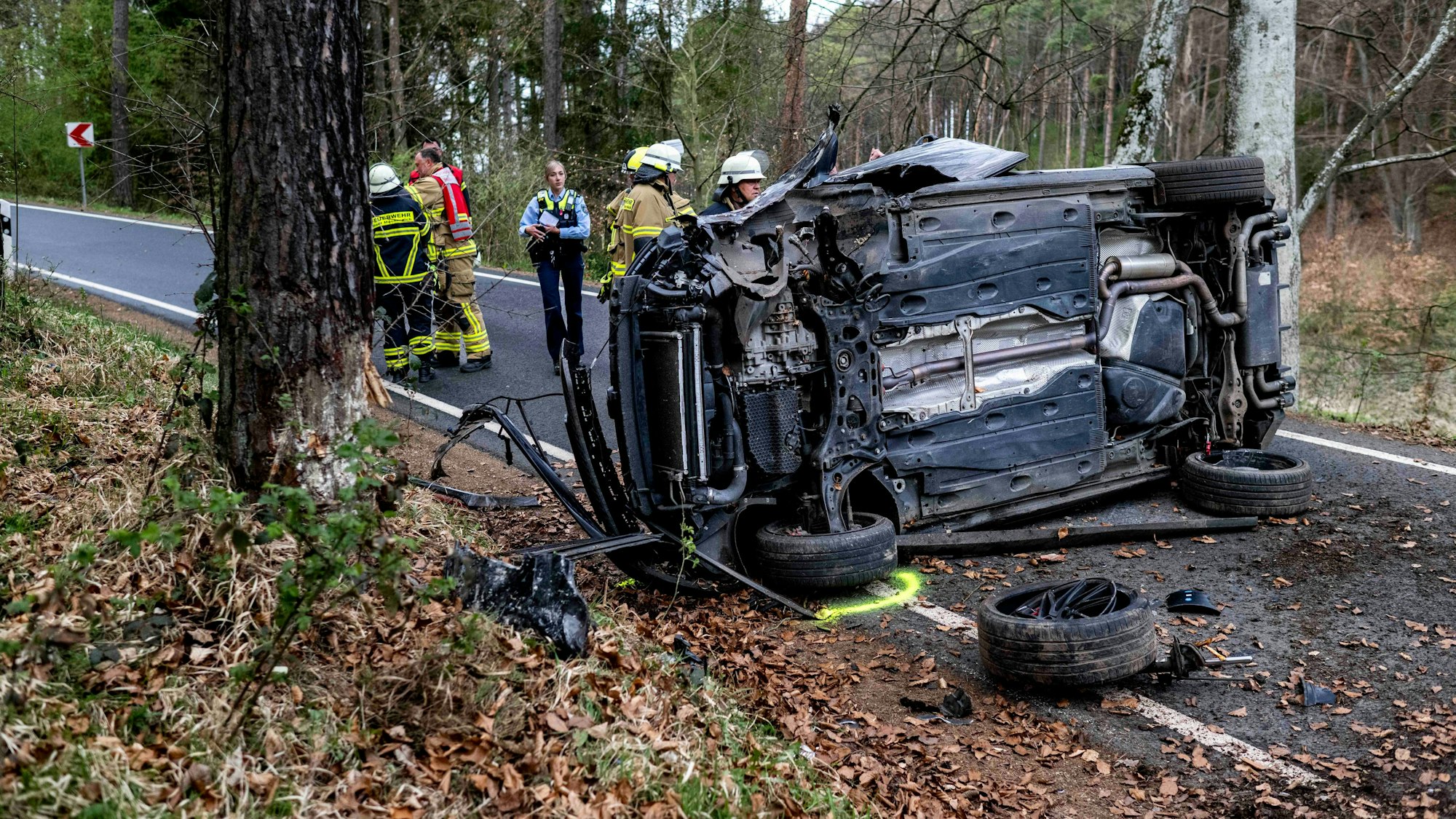 Das Bild zeigt das stark beschädigte Auto an der Unfallstelle.