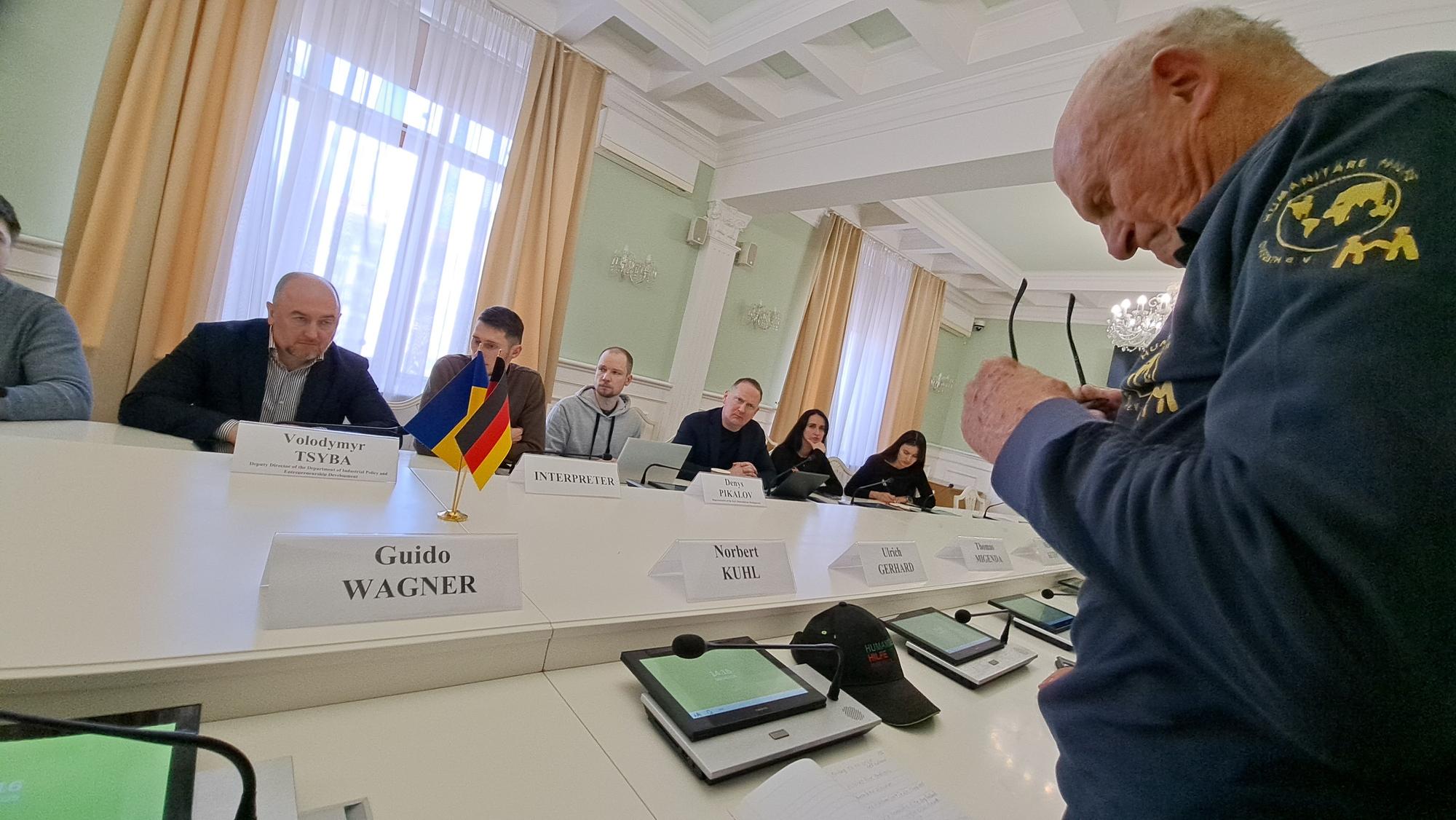 Norbert Kuhl sitzt mit Vertretern der Kiewer Stadtverwaltung bei einem Termin im Kiewer Rathaus auf der Suche nach einer Lösung fr die langen Wartezeiten auch für leere Hilfskonvoi-Lkw an der ukrainisch-polnischen Grenze.
