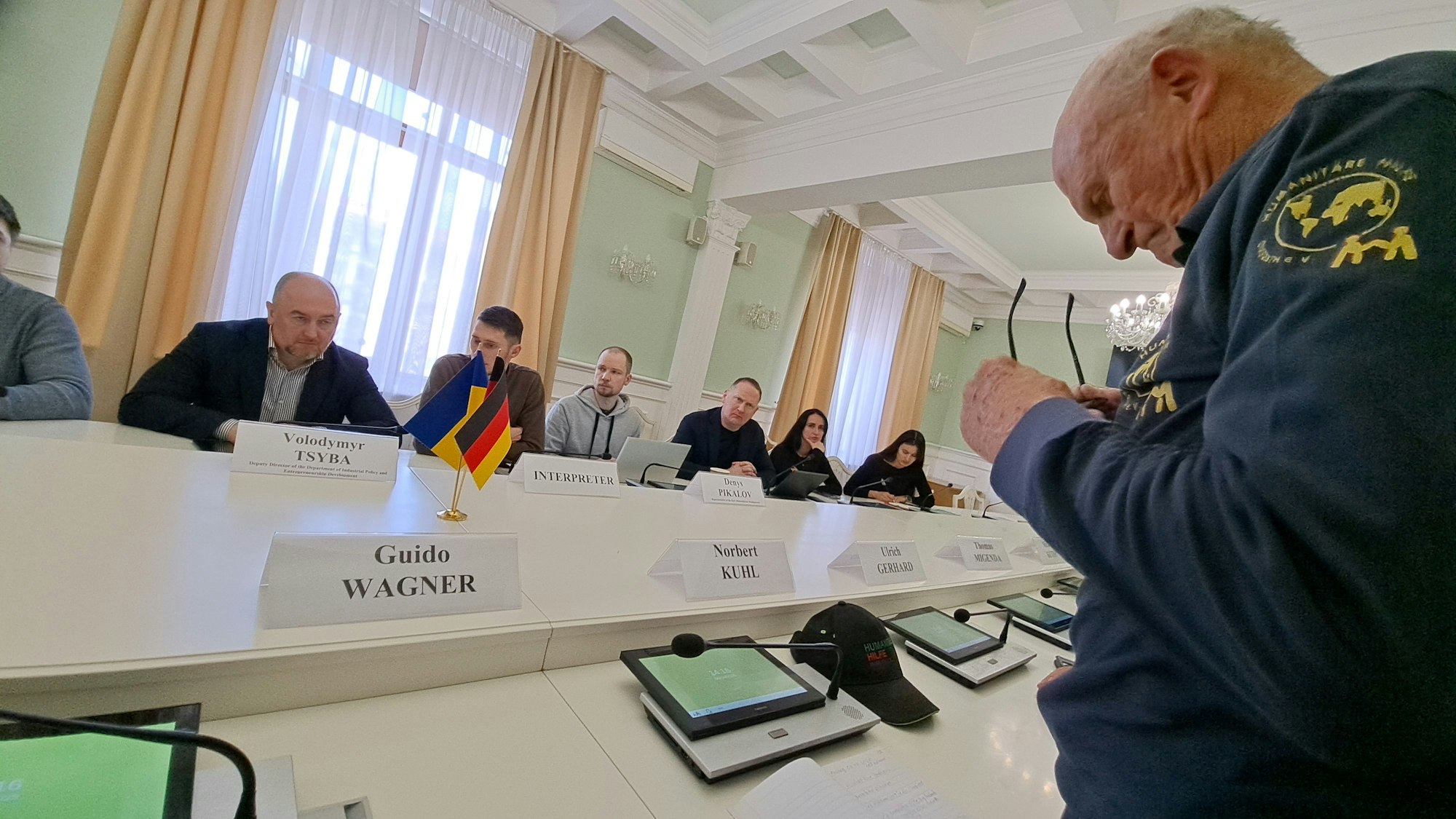 Norbert Kuhl sitzt mit Vertretern der Kiewer Stadtverwaltung bei einem Termin im Kiewer Rathaus auf der Suche nach einer Lösung fr die langen Wartezeiten auch für leere Hilfskonvoi-Lkw an der ukrainisch-polnischen Grenze.