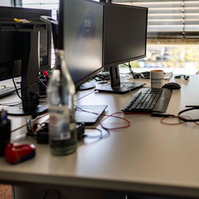 Das Bild zeigt einen verlassenen Schreibtisch in einer Verwaltung.