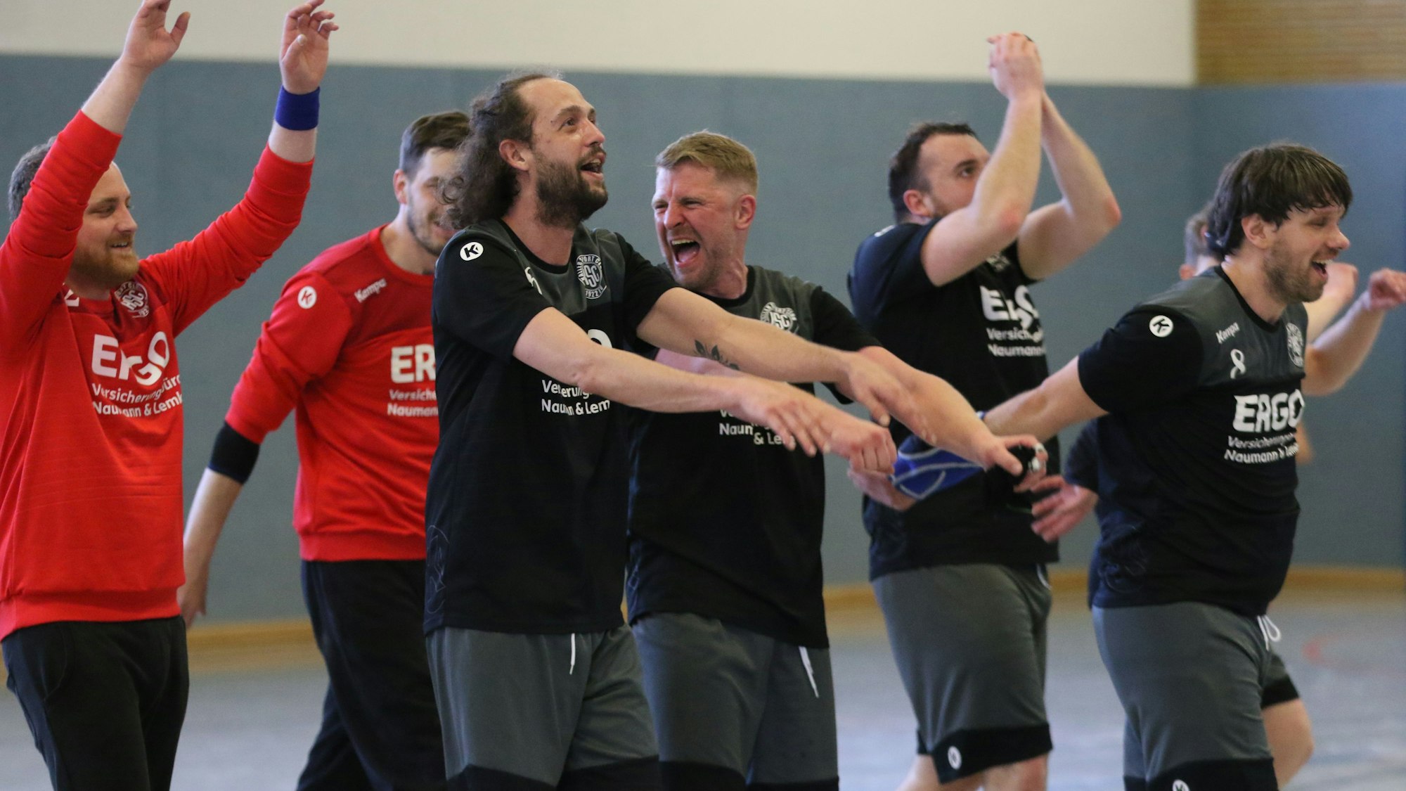 Spieler des Kaller SC jubeln den Fans zu.