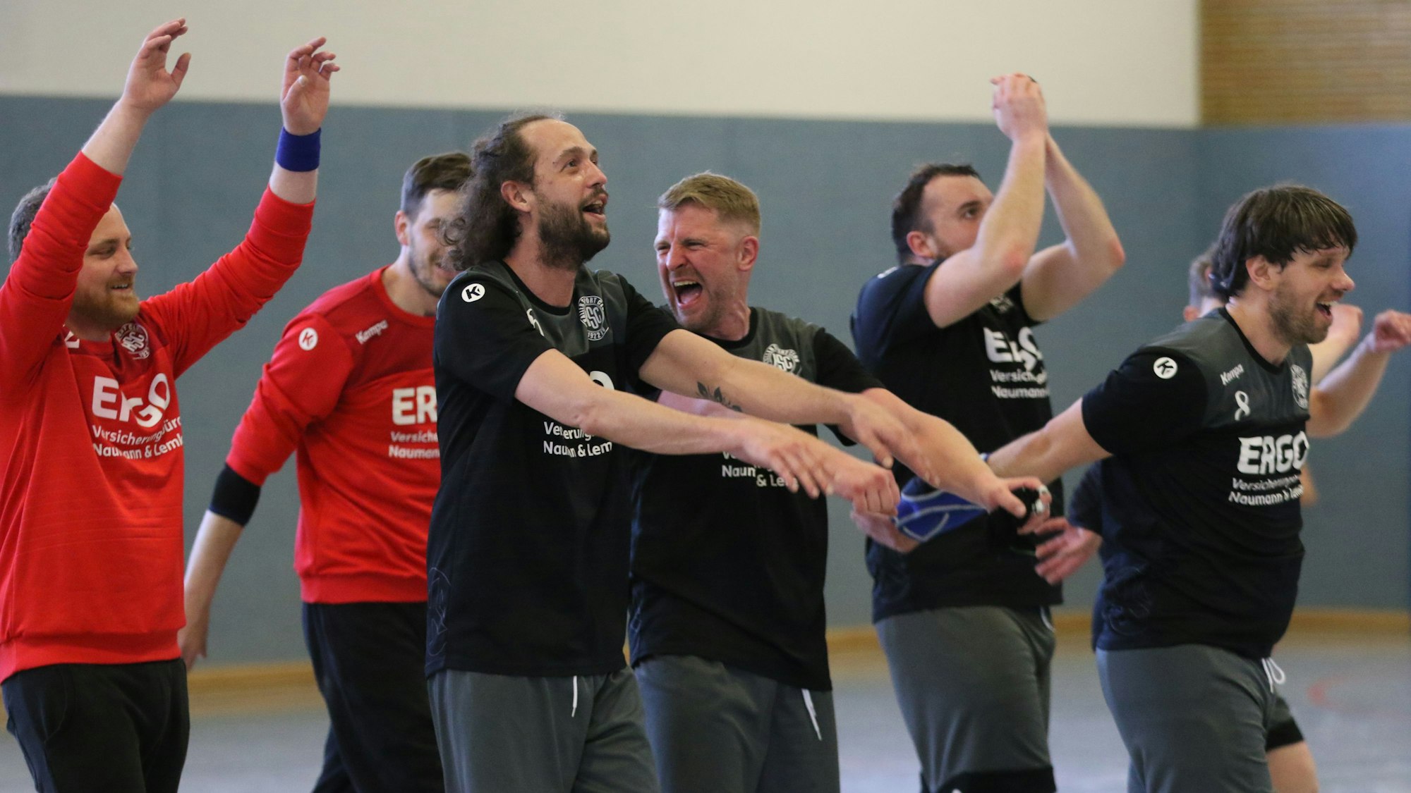 Die Handballer des Kaller SC jubeln über den Einzug ins Kreispokalfinale.