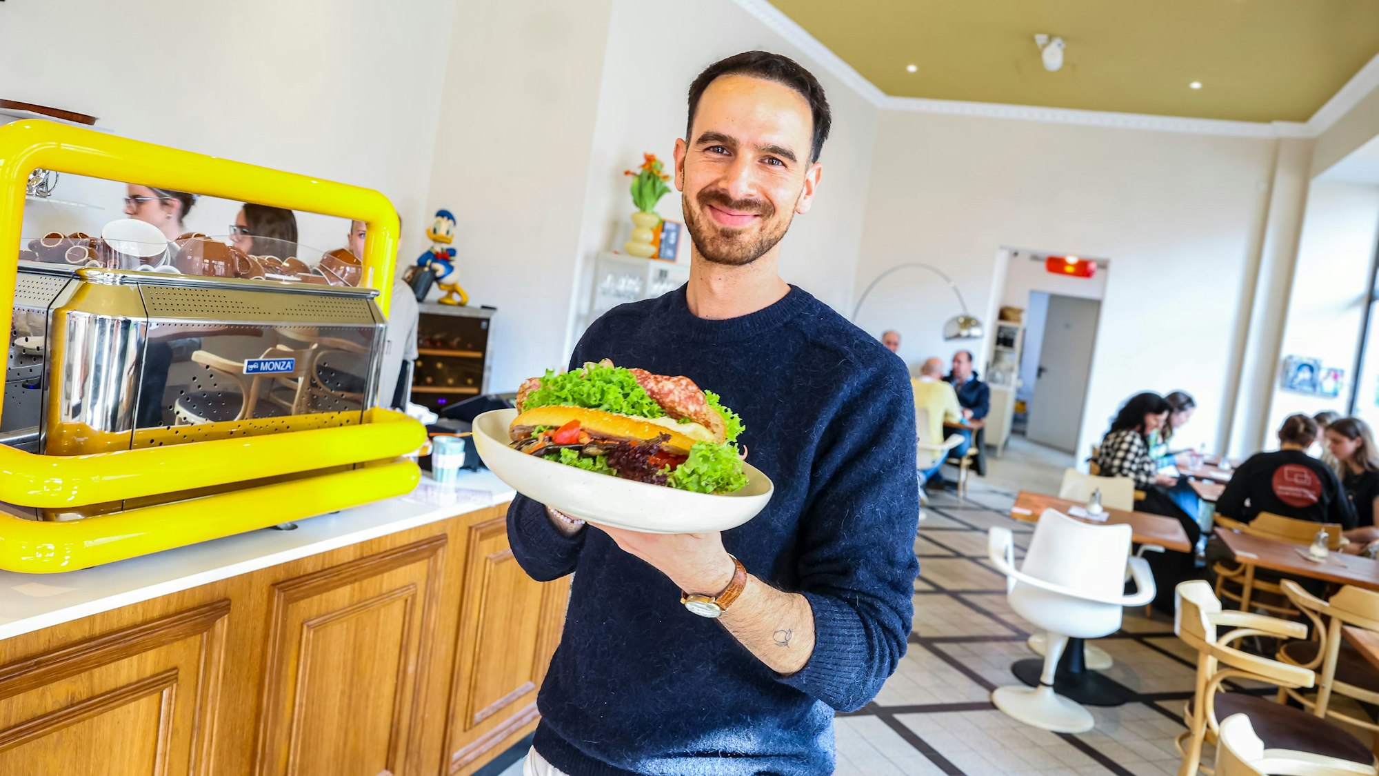 Gastgeber Gianluca Preto zeigt ein belegtes Baguette.