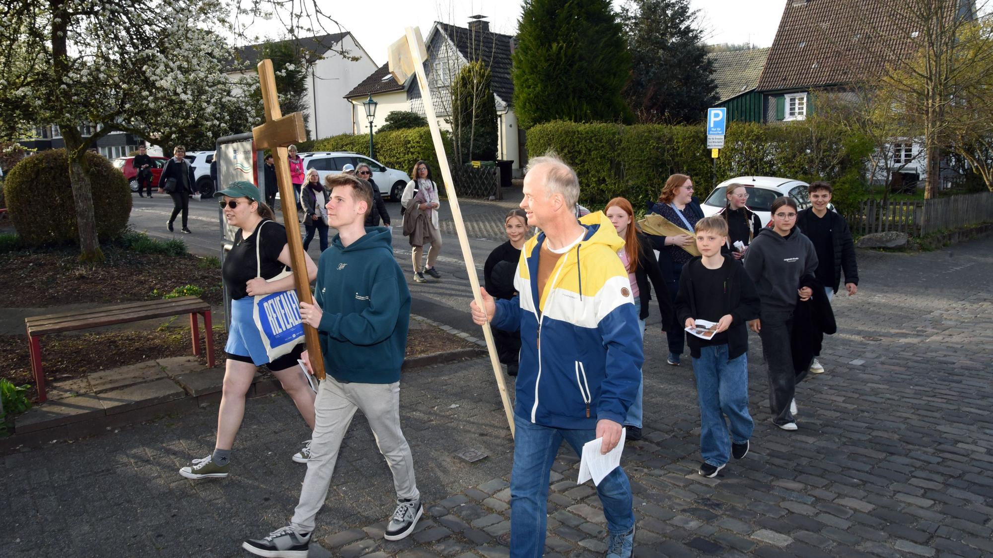 Das Foto zeigt Teilnehmer des Jugendkreuzweges.