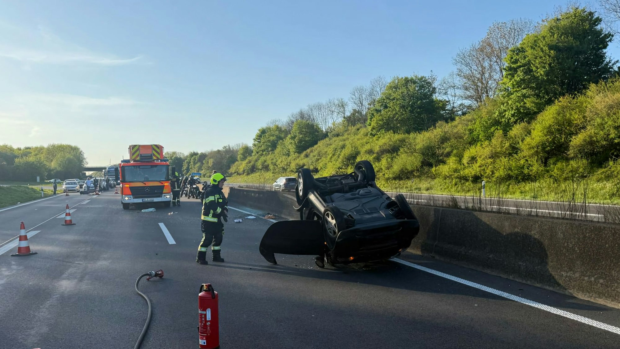 Bei einem Unfall auf der A61 in der Nähe von Bergheim hatte sich ein Pkw überschlagen.