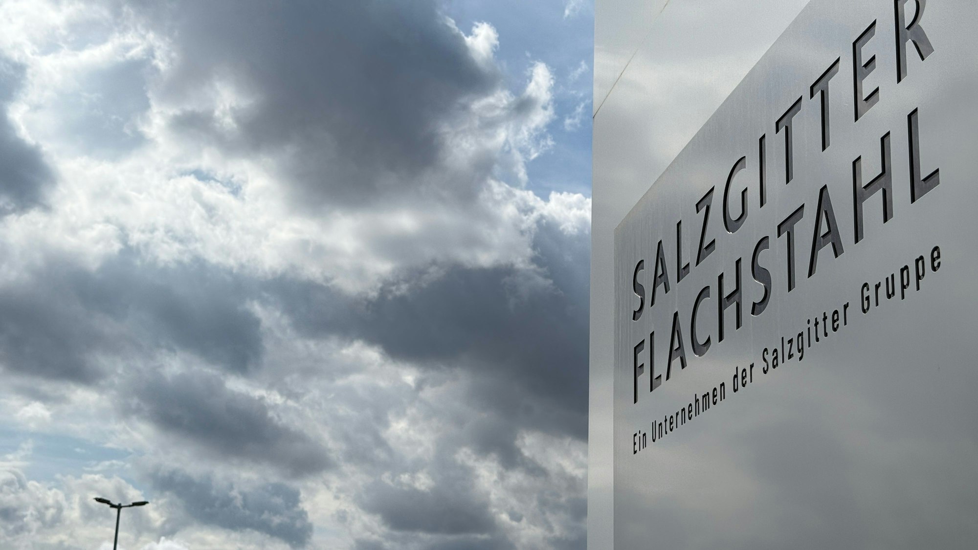 Ein Schild steht am Eingang Tor 6 zum Werksgelände der Salzgitter AG.