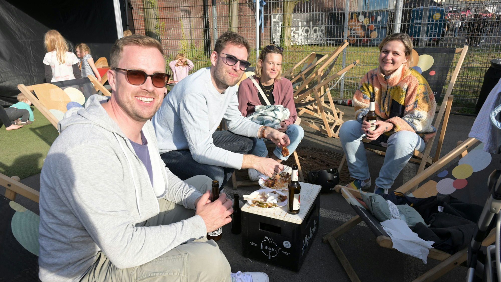 Das Foto zeigt Besucher des Zanders-Geländes