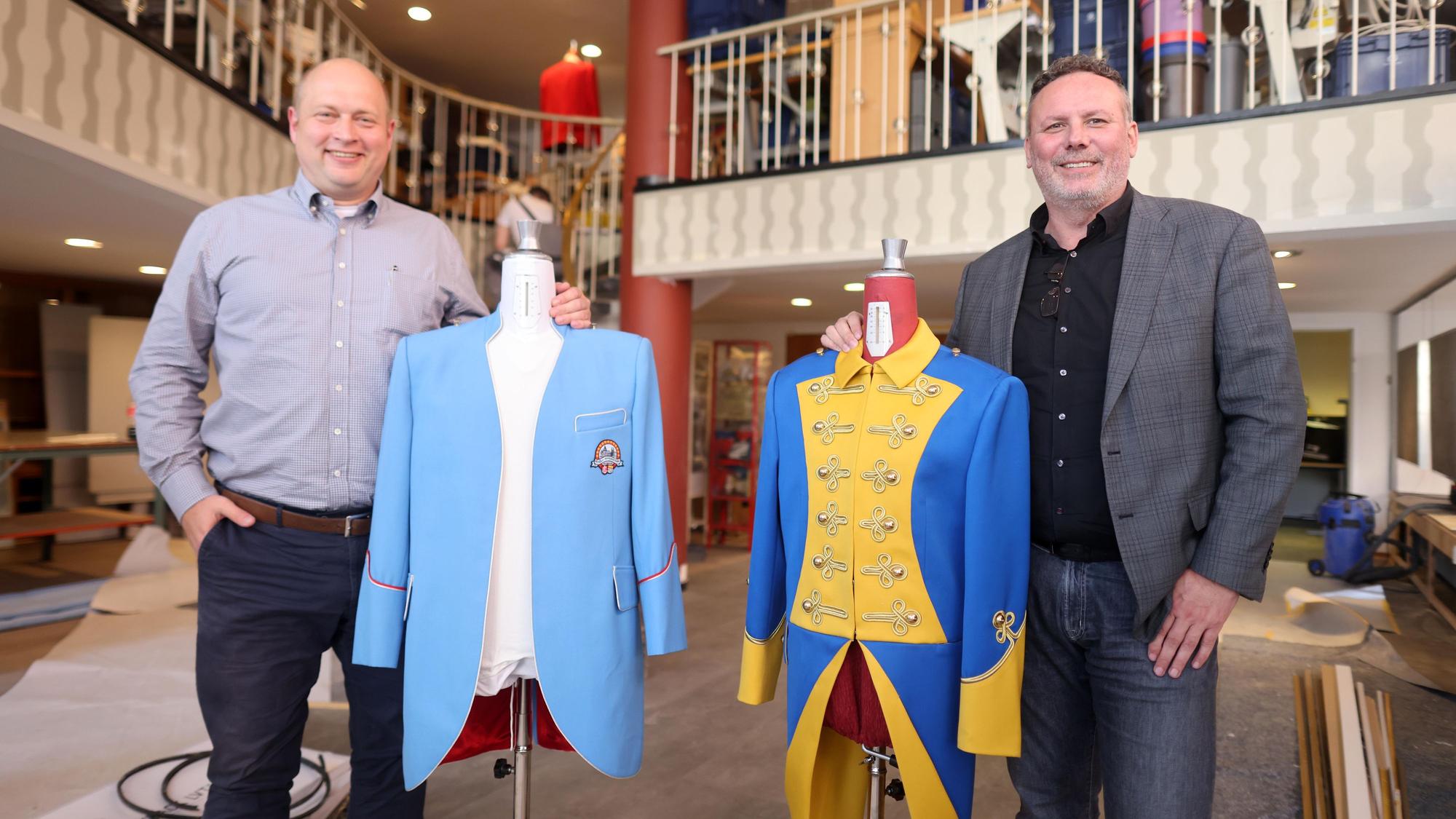 Karnevalsuniformen, wo einst Priestergewänder geschneidert wurden: Tom Ortmanns (l.) und Jens Jung starten durch.