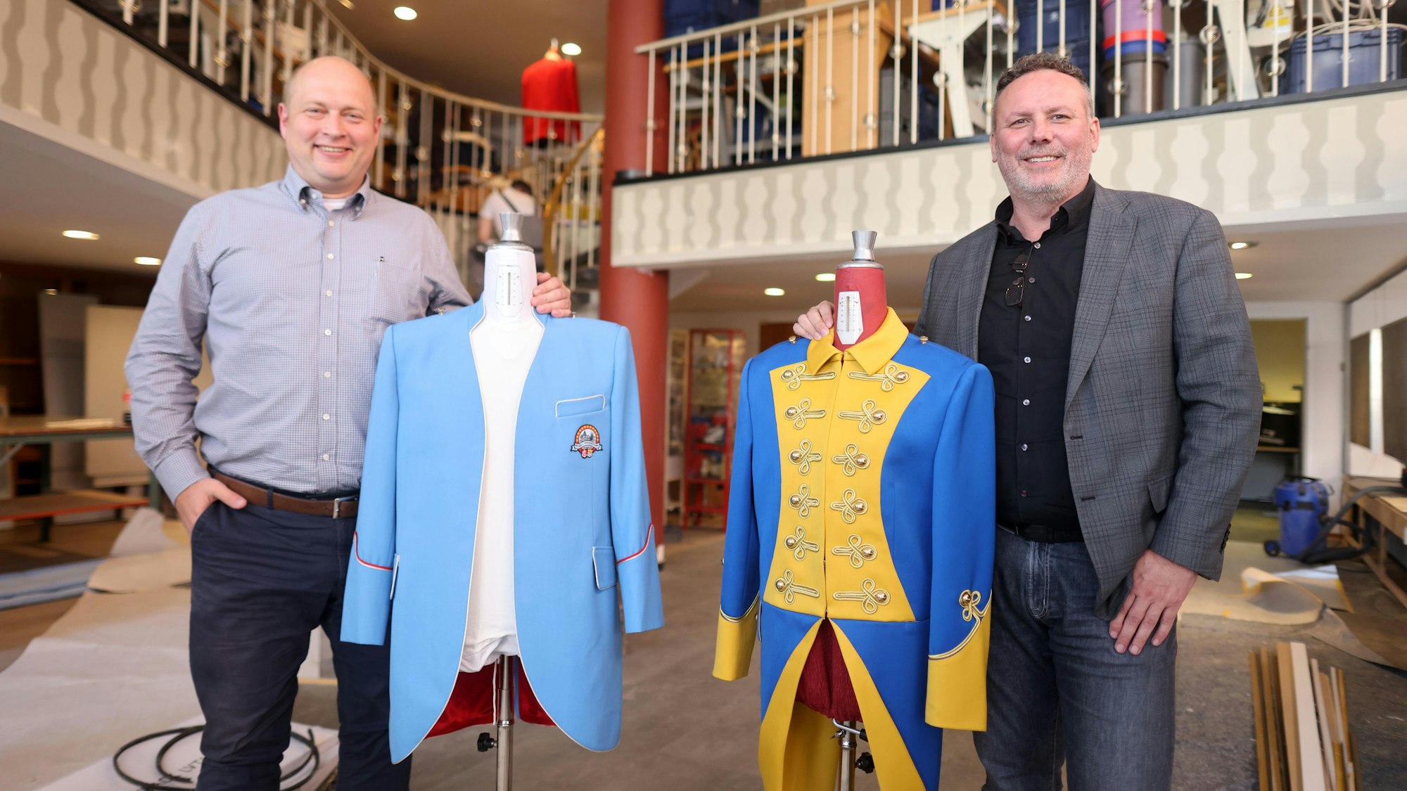 Karnevalsuniformen, wo einst Priestergewänder geschneidert wurden: Tom Ortmanns (l.) und Jens Jung starten durch.