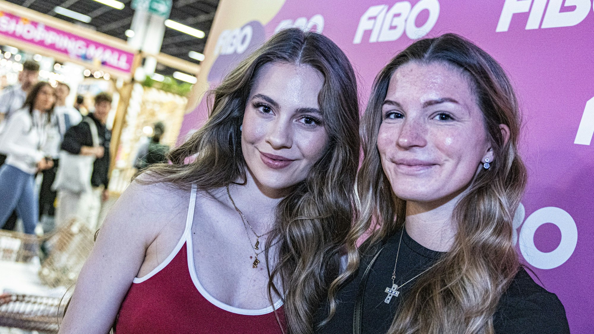 Auch viele Influencerinnen und Influencer aus dem Fitness-Bereich strömten auf die Messe. Lisa Marie Schiffner (l.) aus Österreich hat über 2 Millionen Follower auf TikTok.