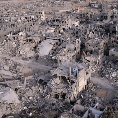 Ein von einer Drohne aufgenommenes Luftbild zeigt Palästinenser in der Ruinenlandschaft der Stadt Rafah im Süden des Gazastreifens. Sie wurde durch israelische Angriffe in Schutt und Asche gelegt. (Archivbild)
