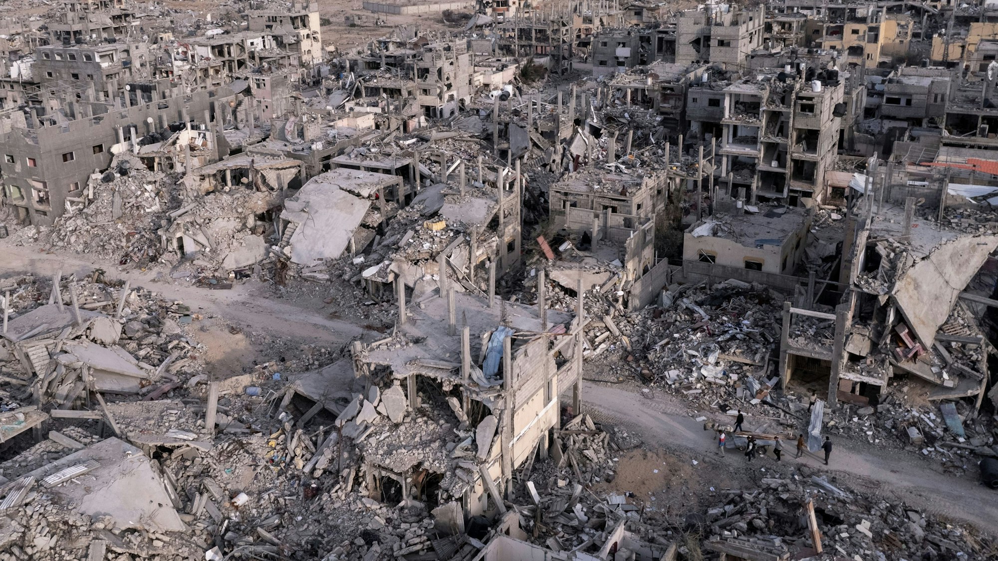 Ein von einer Drohne aufgenommenes Luftbild zeigt Palästinenser in der Ruinenlandschaft der Stadt Rafah im Süden des Gazastreifens. Sie wurde durch israelische Angriffe in Schutt und Asche gelegt. (Archivbild)