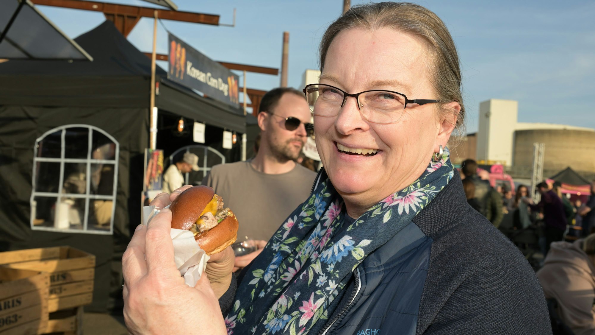 Eine Besucherin isst eine Enten-Burger