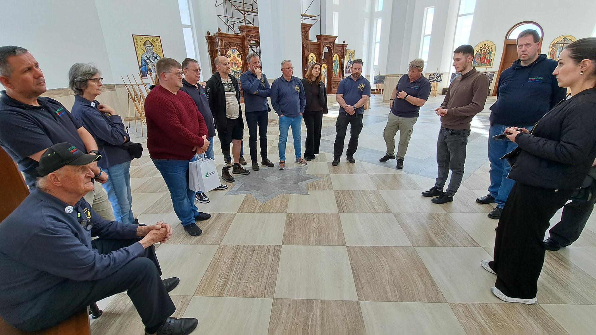 In der St.-Andreas-Kirche von Butscha werden die Humanitären Helfer aus dem Bergischen von Vertreterinnen der Stadt Butscha empfangen und begrüßt.