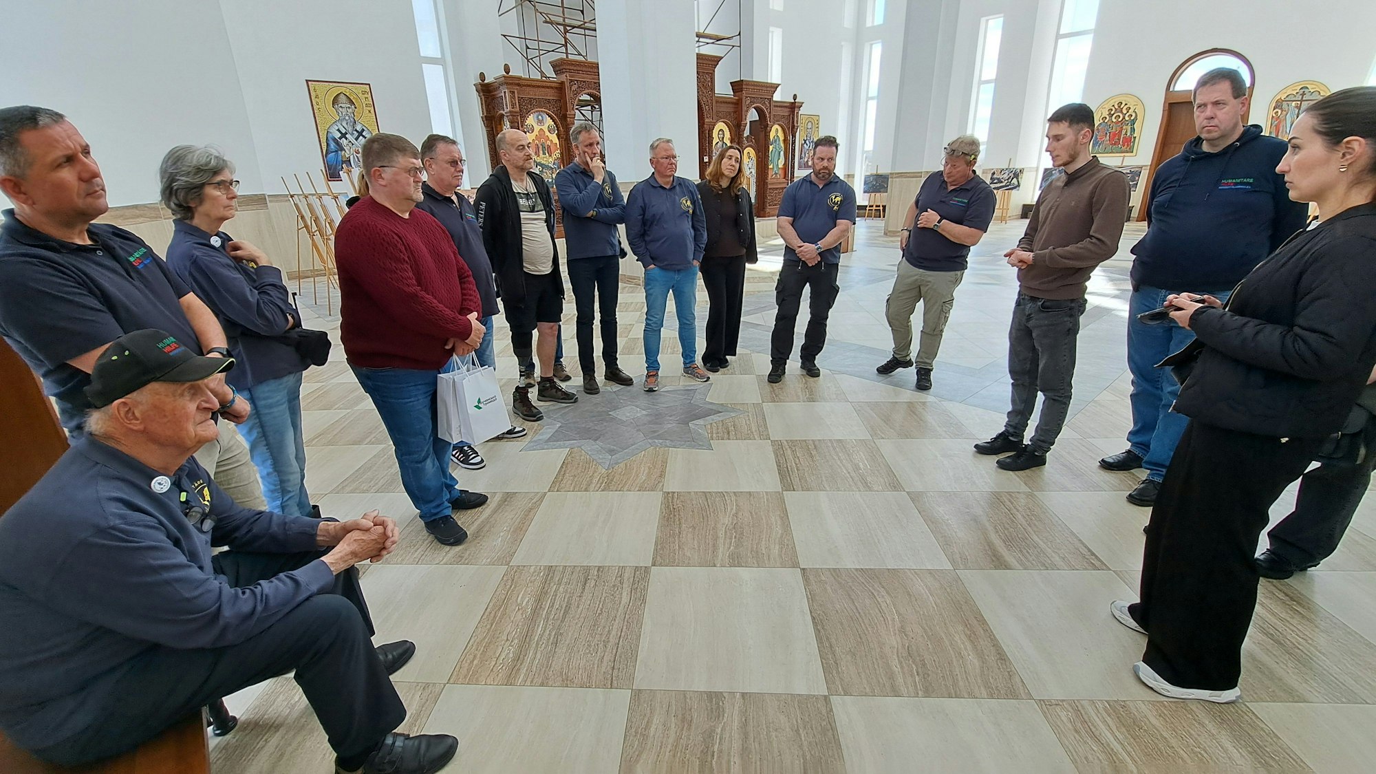 In der St.-Andreas-Kirche von Butscha werden die Humanitären Helfer aus dem Bergischen von Vertreterinnen der Stadt Butscha empfangen und begrüßt.
