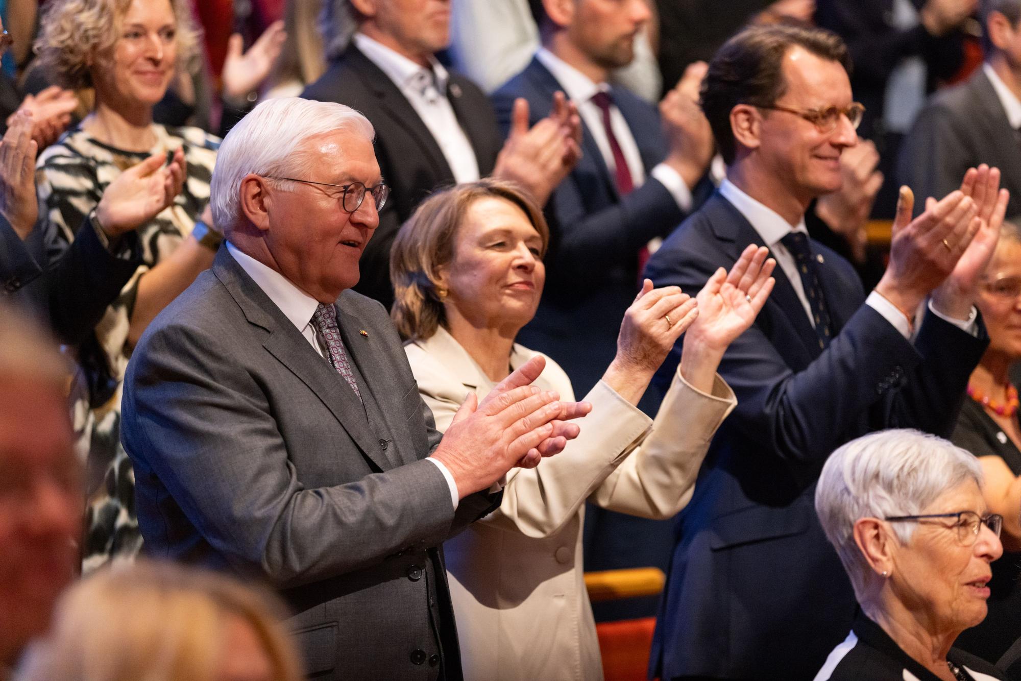 Benefizkonzert in der Kölner Philharmonie - unter den Gästen auch Bundespräsident Frank-Walter Steinmeier mit Frau Elke Büdenbender sowie NRW-Ministerpräsident Hendrik Wüst.