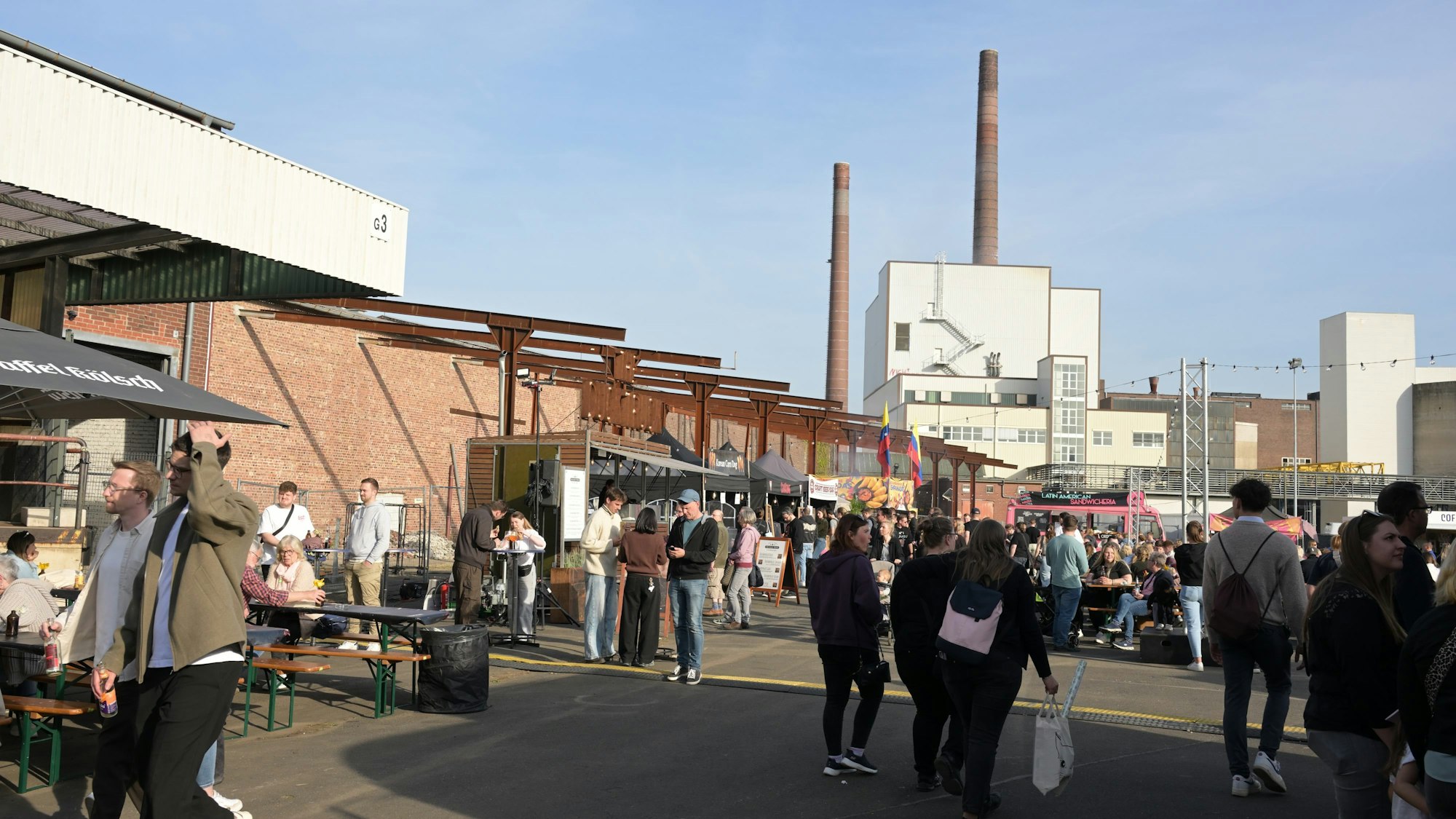 Das Foto zeigt Industriehallen von Zanders