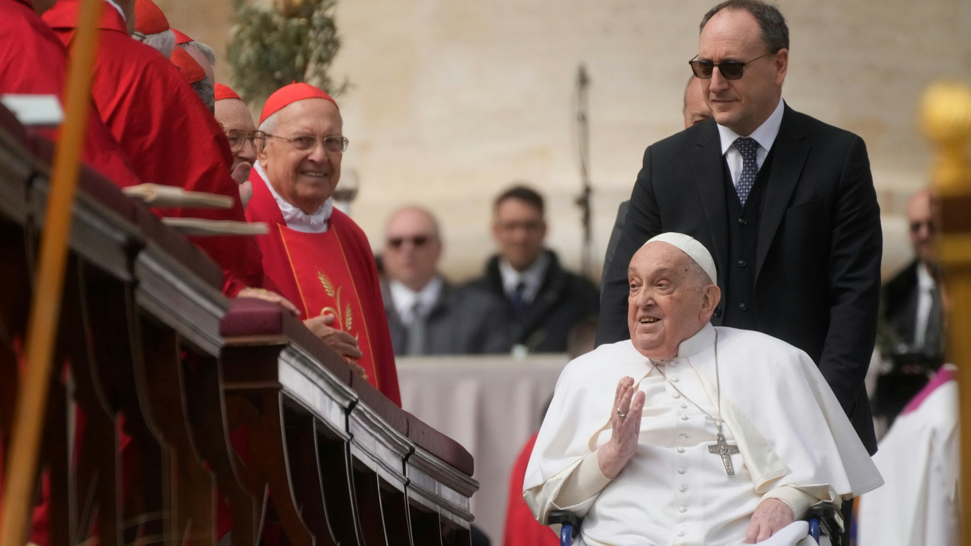 Papst Franziskus kommt am Ende der Messe am Palmsonntag auf dem Petersplatz im Vatikan an.