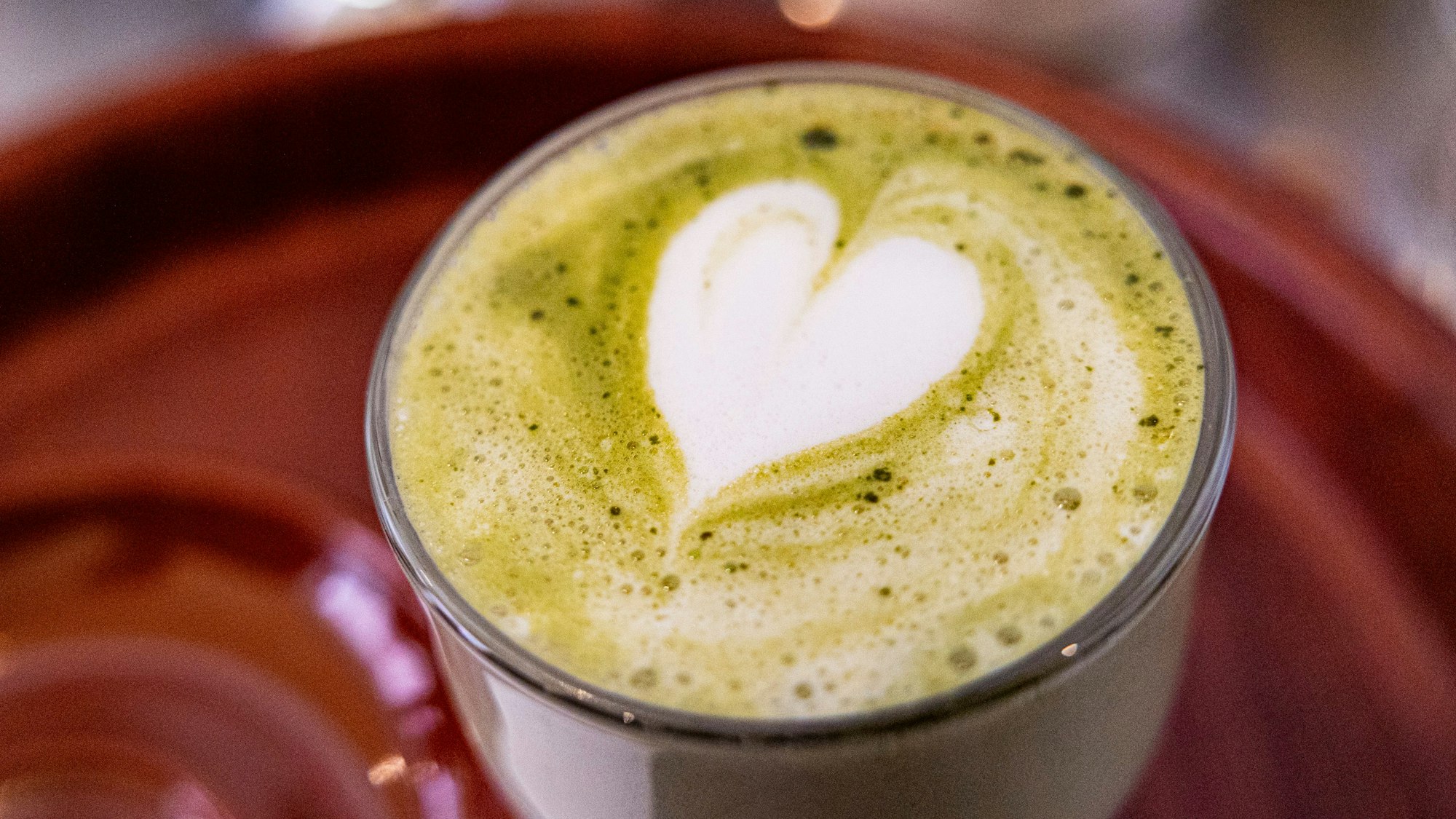 Herzform auf einem Getränk.