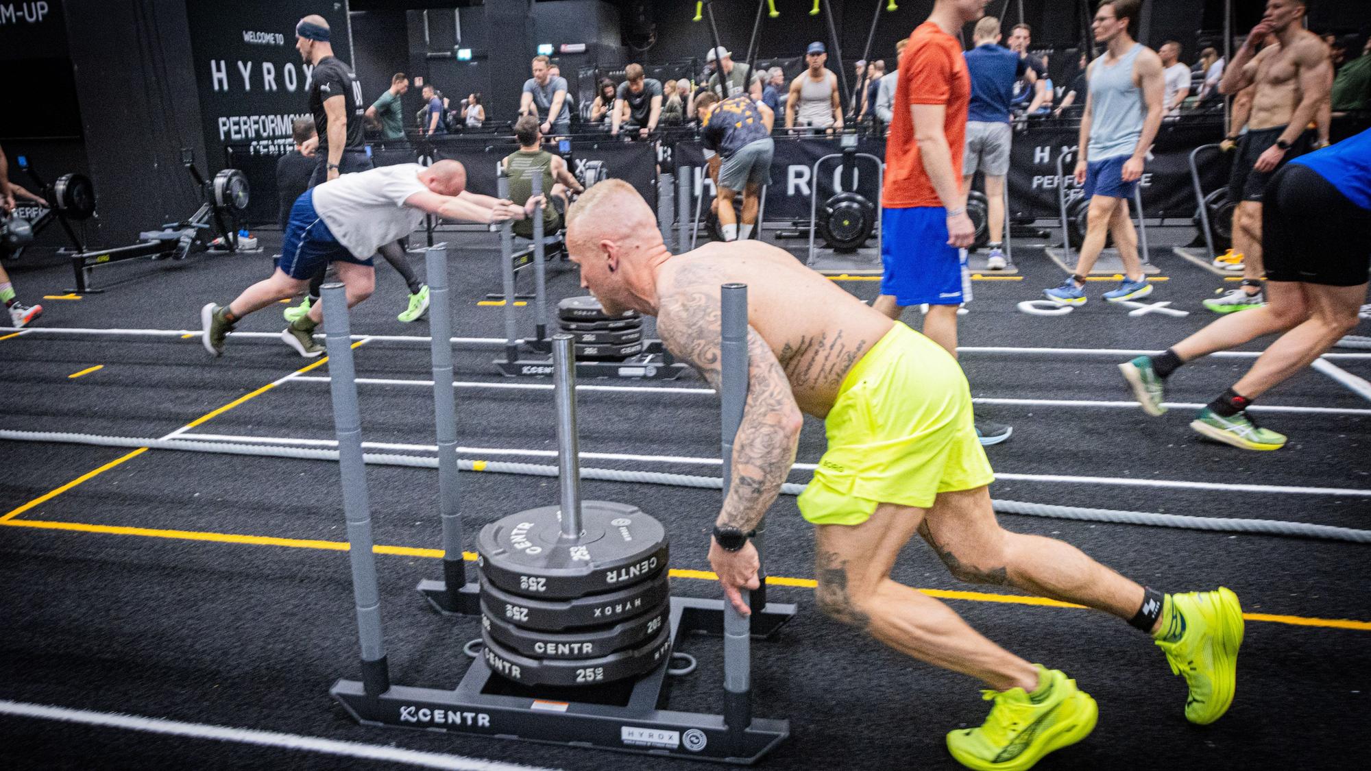 Bei einem großangelegten Fitness-Wettbewerb auf der Messe beweisen Gäste ihre Kraft und Ausdauer.