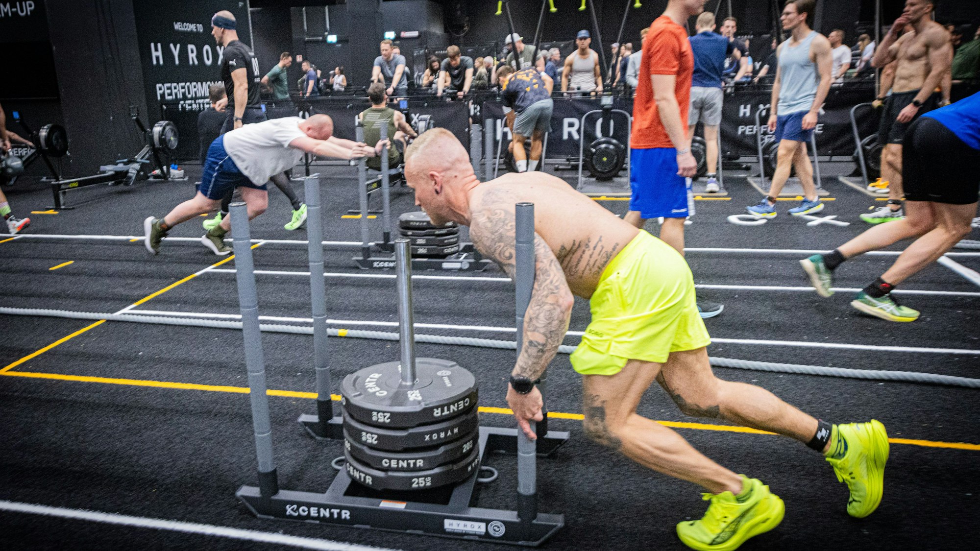 Bei einem großangelegten Fitness-Wettbewerb auf der Messe beweisen Gäste ihre Kraft und Ausdauer.