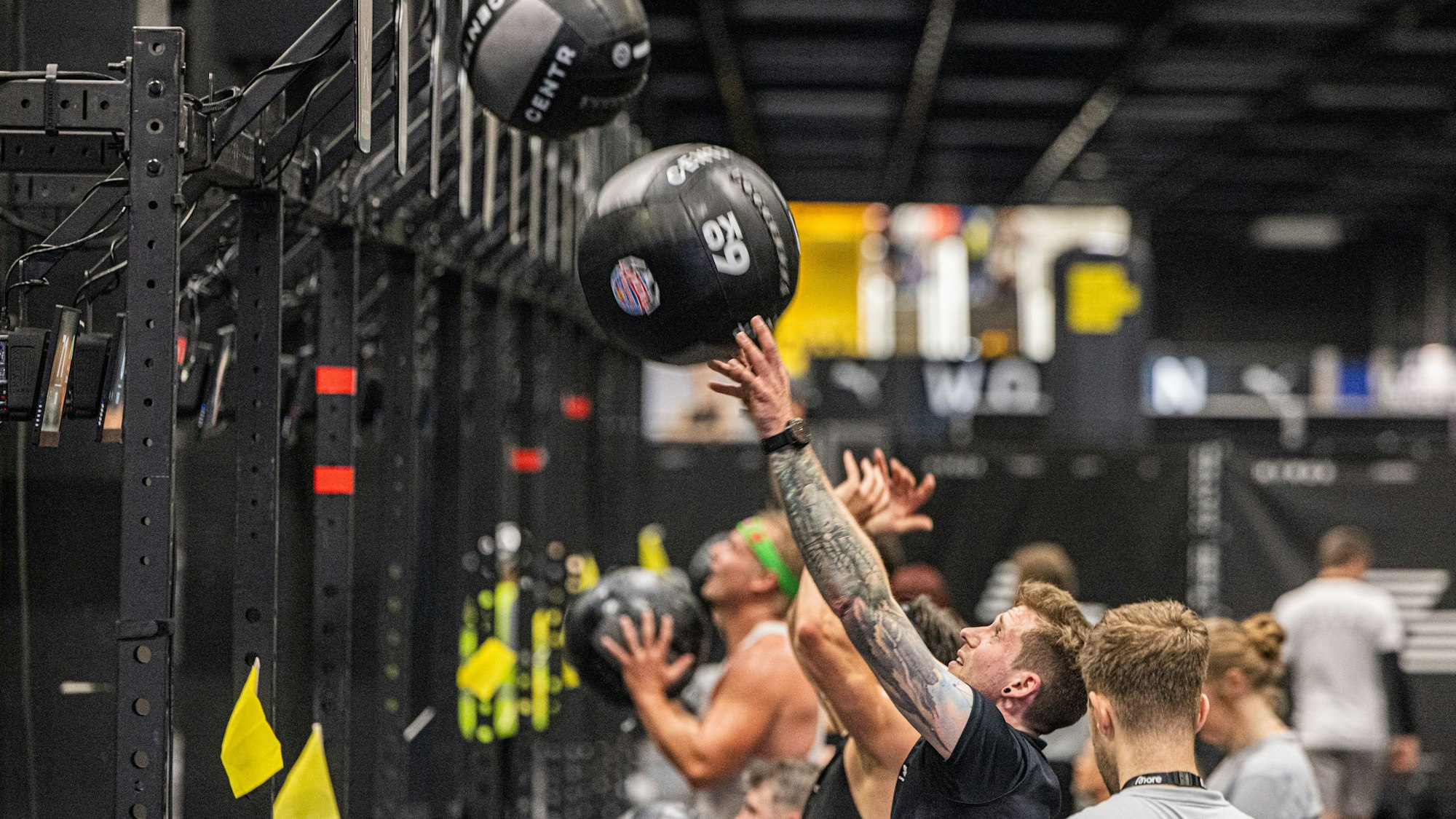 Beim schweißtreibenden Finale des Wettbewerbs soll ein Ball ganze hundertmal gegen eine Wand geschmettert werden.