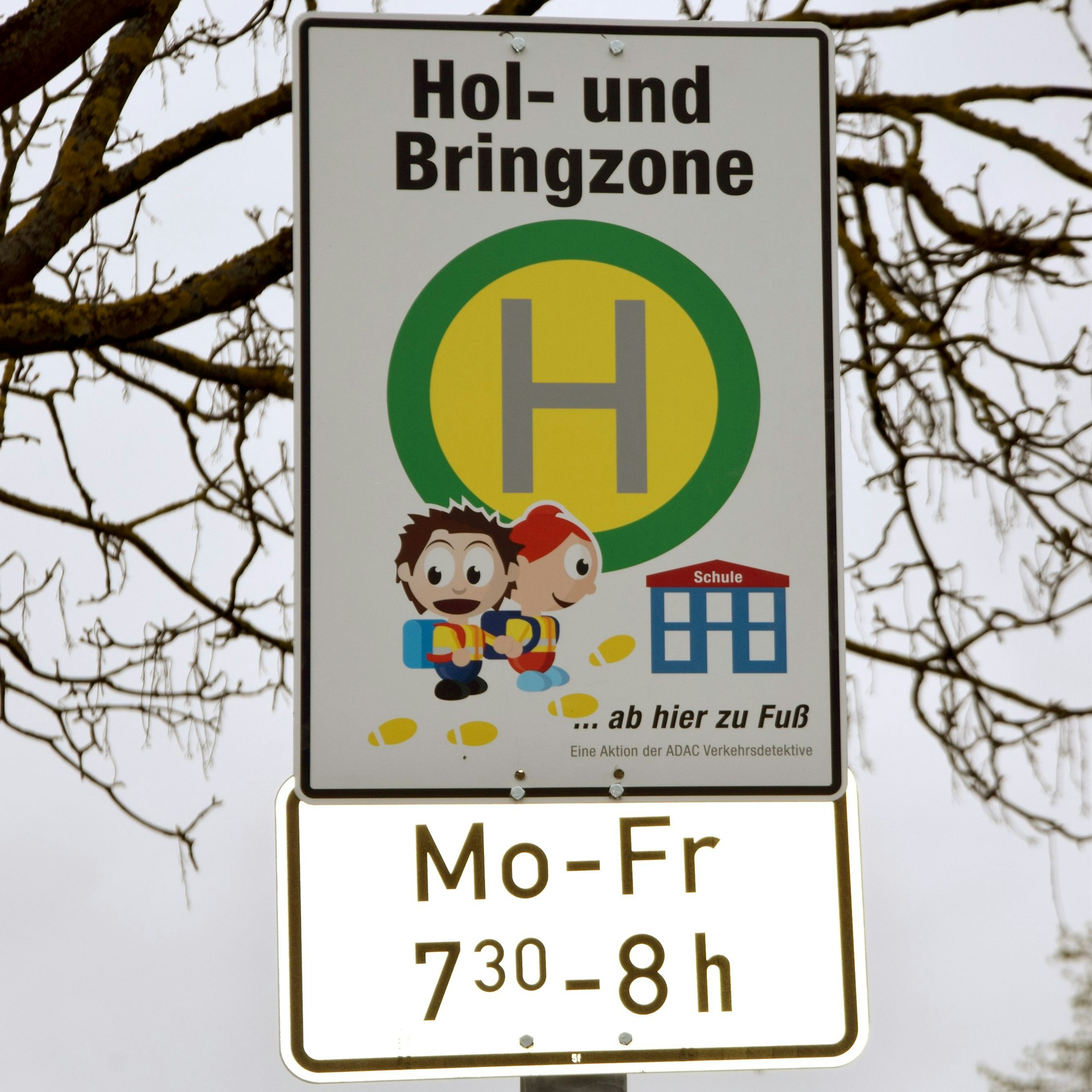 Zu sehen ist ein Schild, das auf eine Hol- und Bringzone hinweist.