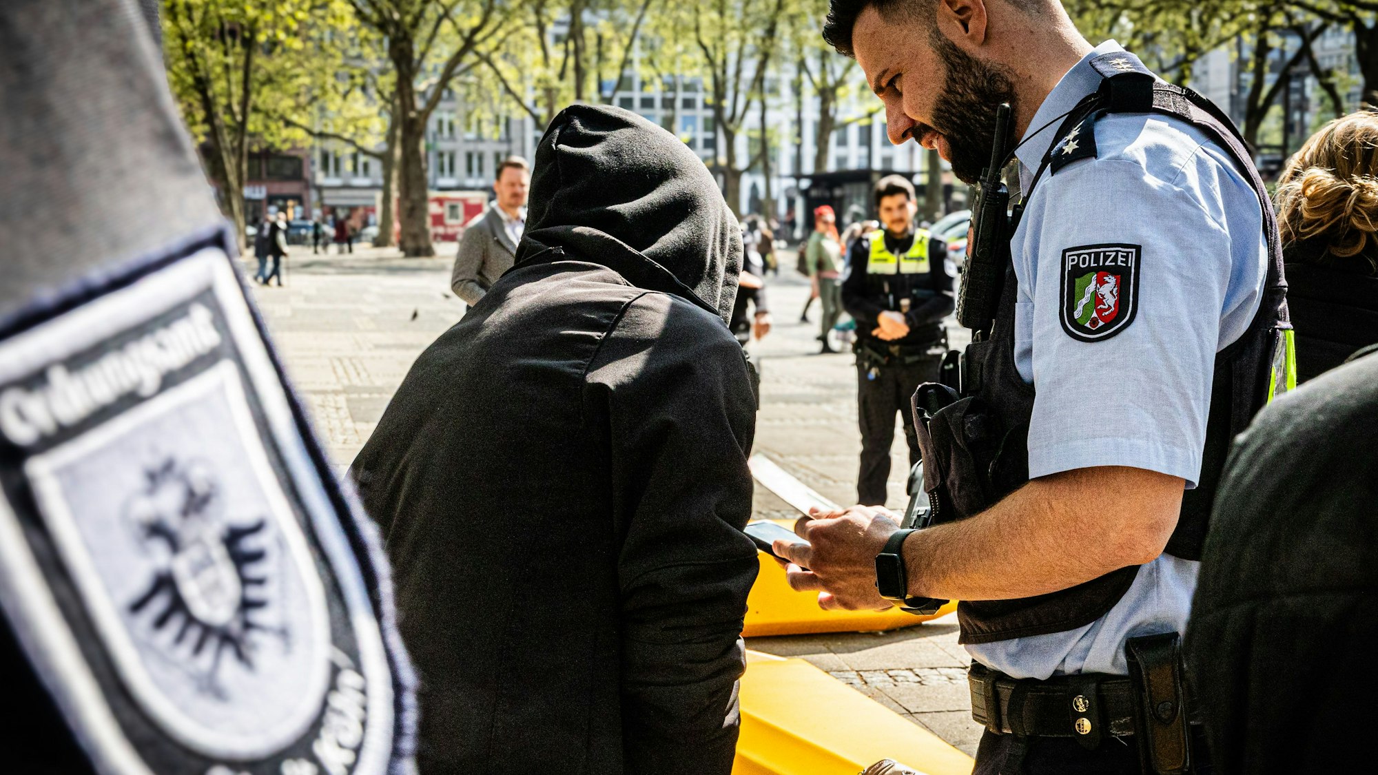 Die Bänke neben dem Brunnen auf dem Neumarkt sind ein beliebter Ort bei Konsumierenden. Polizist Jannick Runde kennt durch seine Einsätze viele von ihnen beim Namen.