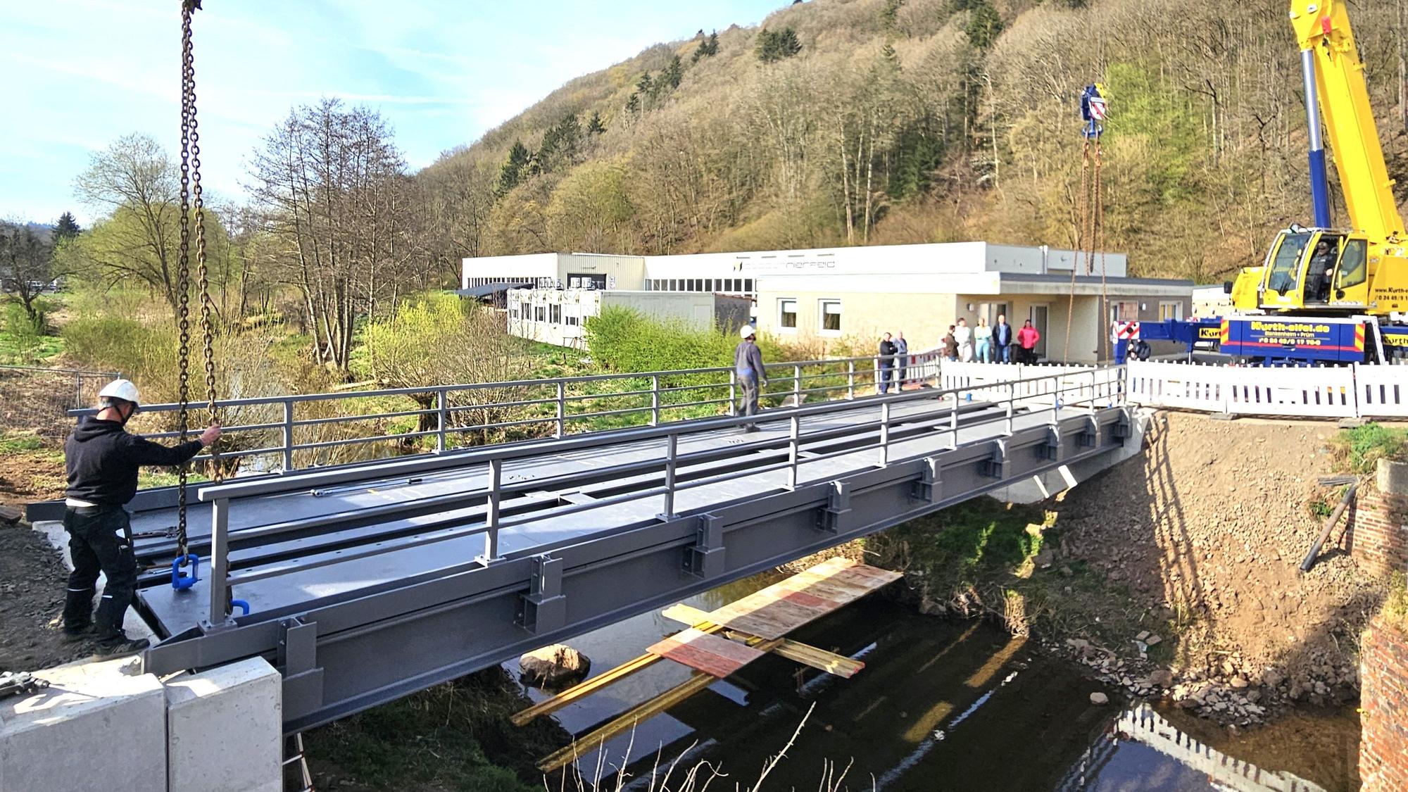 Blick auf die frisch eingesetzt Stahlbrücke.