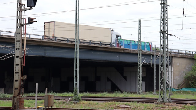 Die Autobahnbrücke über die Gleise zum Güterbahnhof Eifeltor an der A4 ist marode und muss neu errichtet werden.